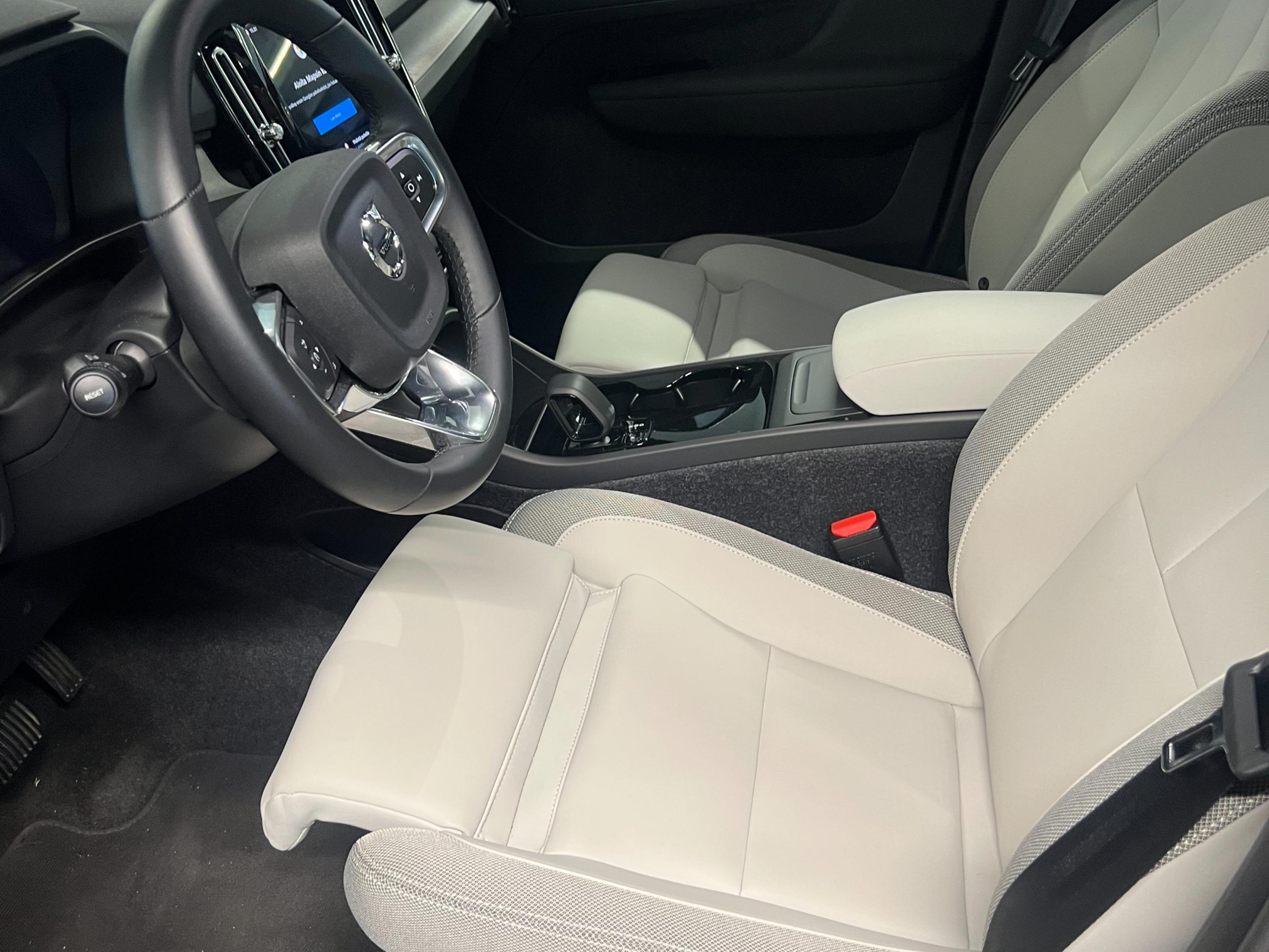 Volvo EX40 8