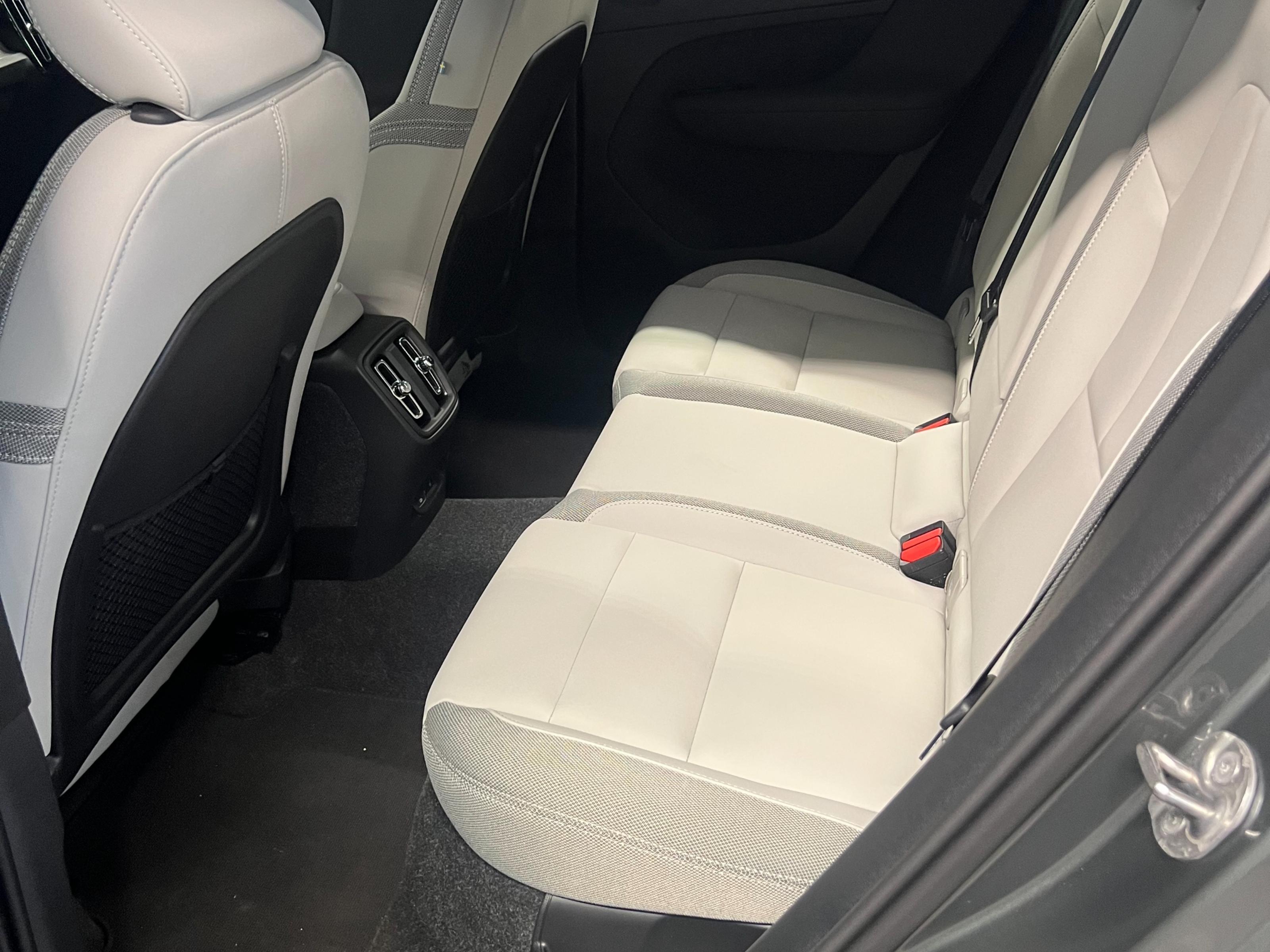 Volvo EX40 9