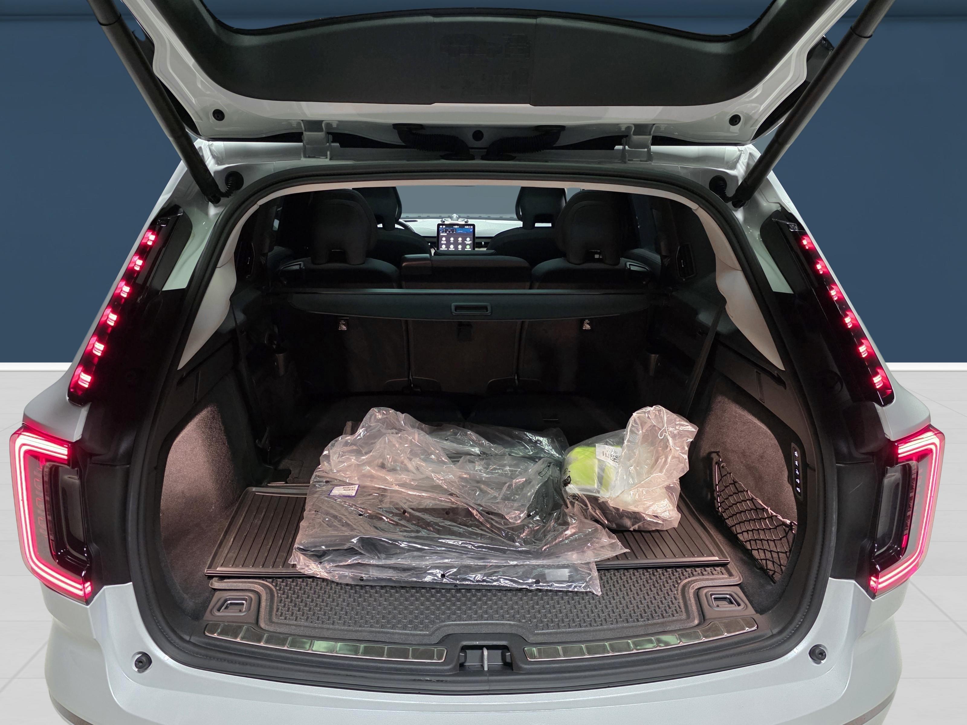Volvo EX90 11