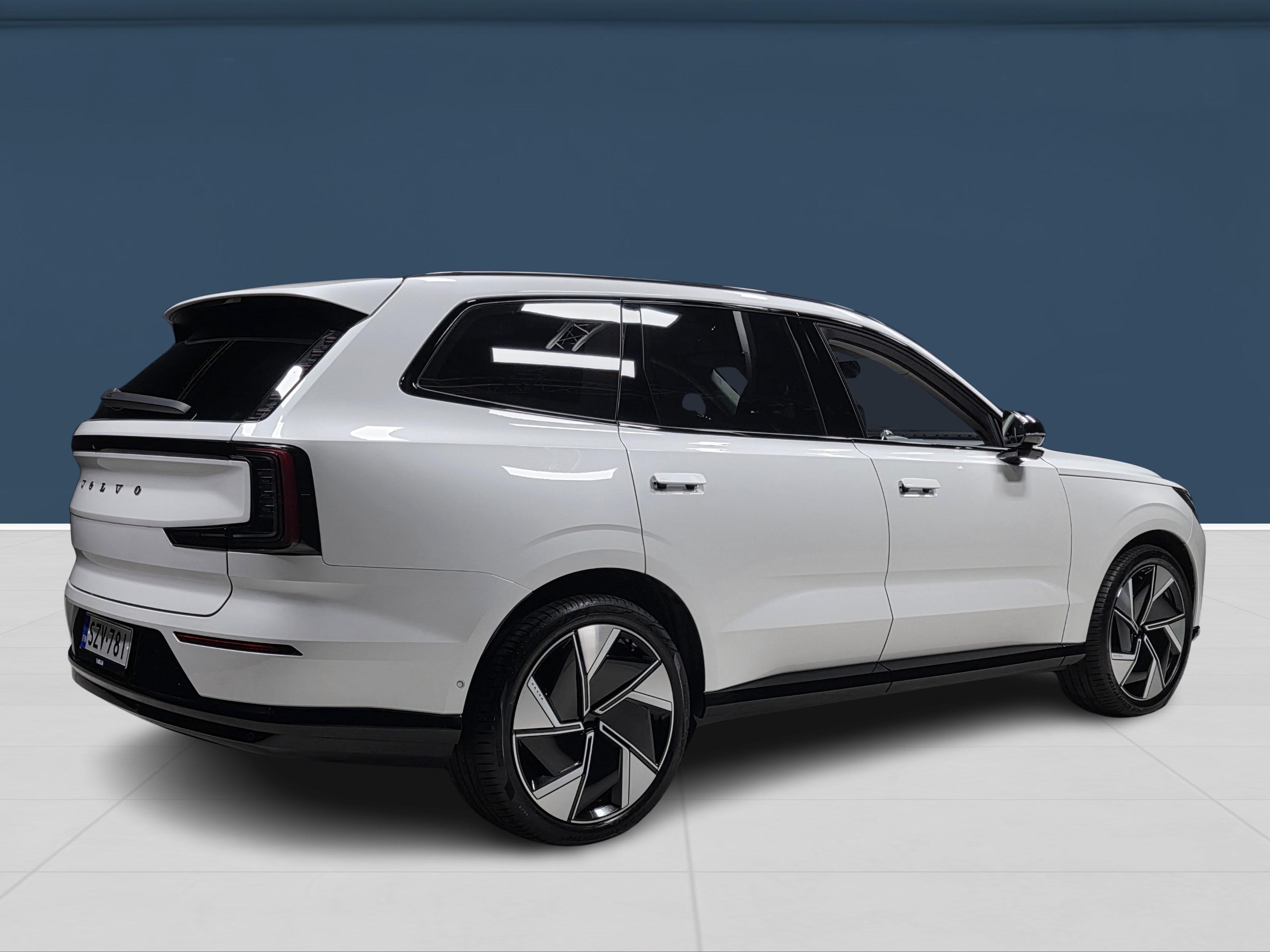 Volvo EX90 4