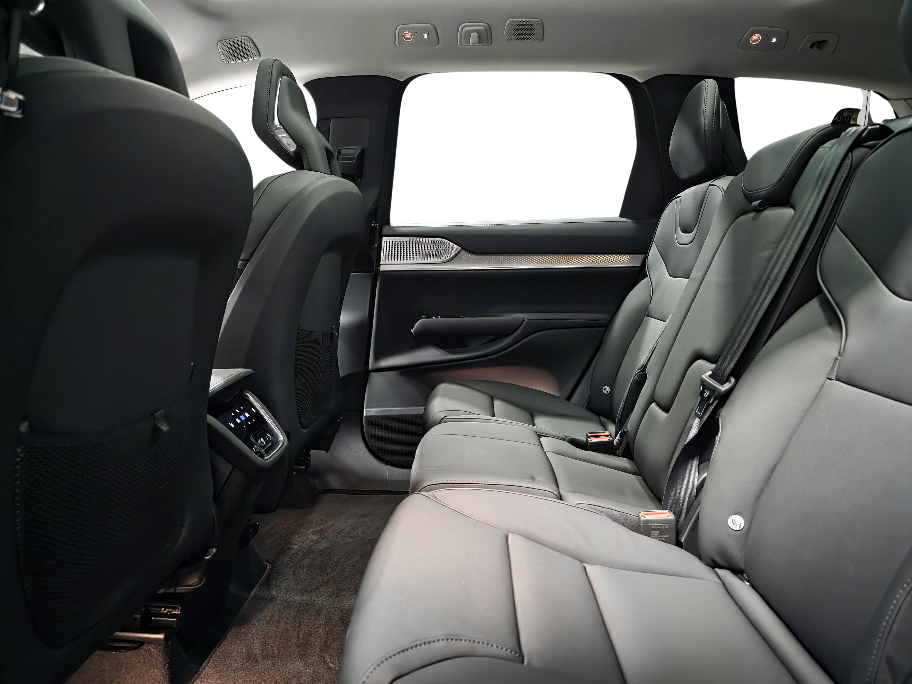 Volvo EX90 9