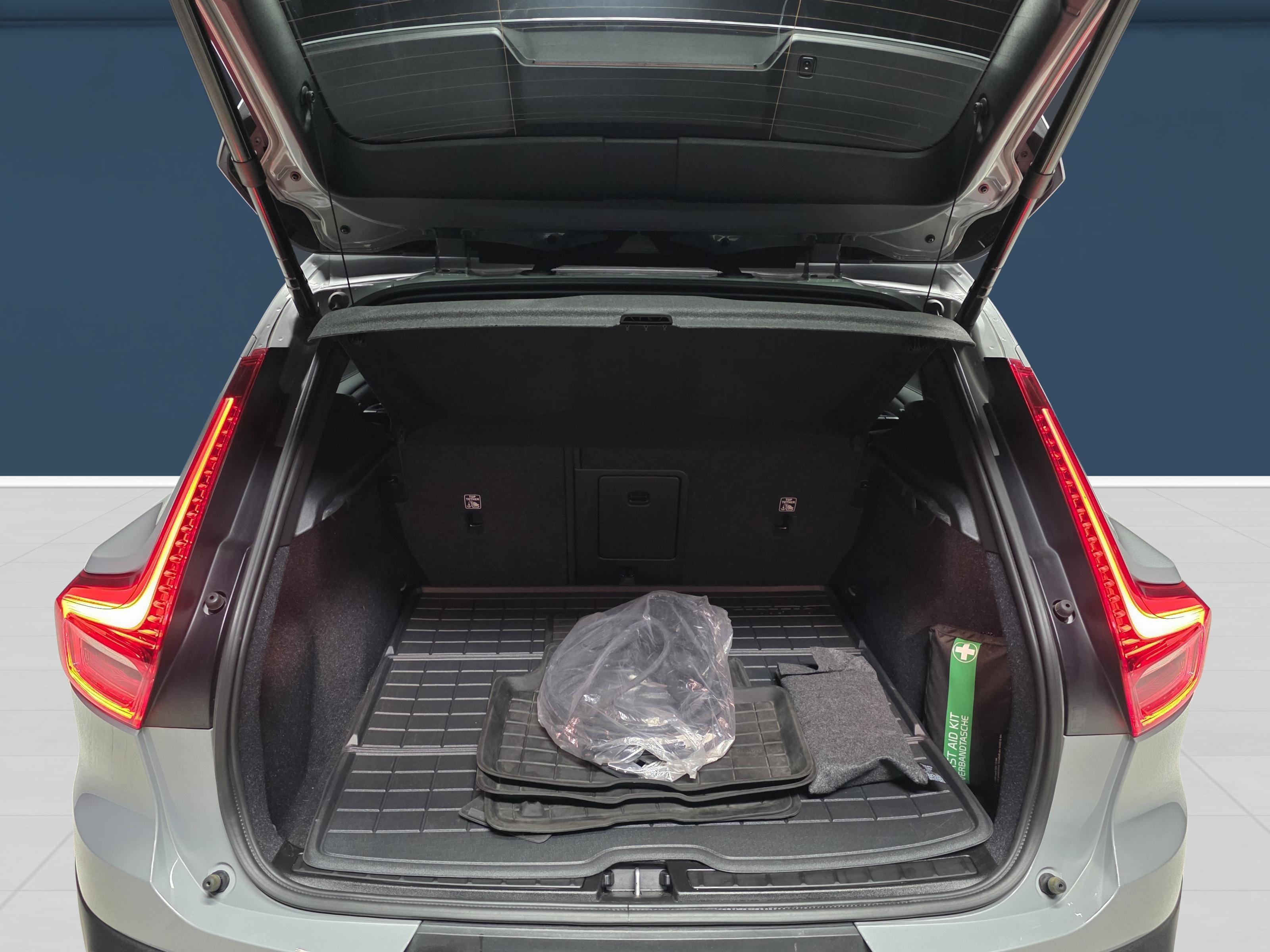 Volvo EX40 11