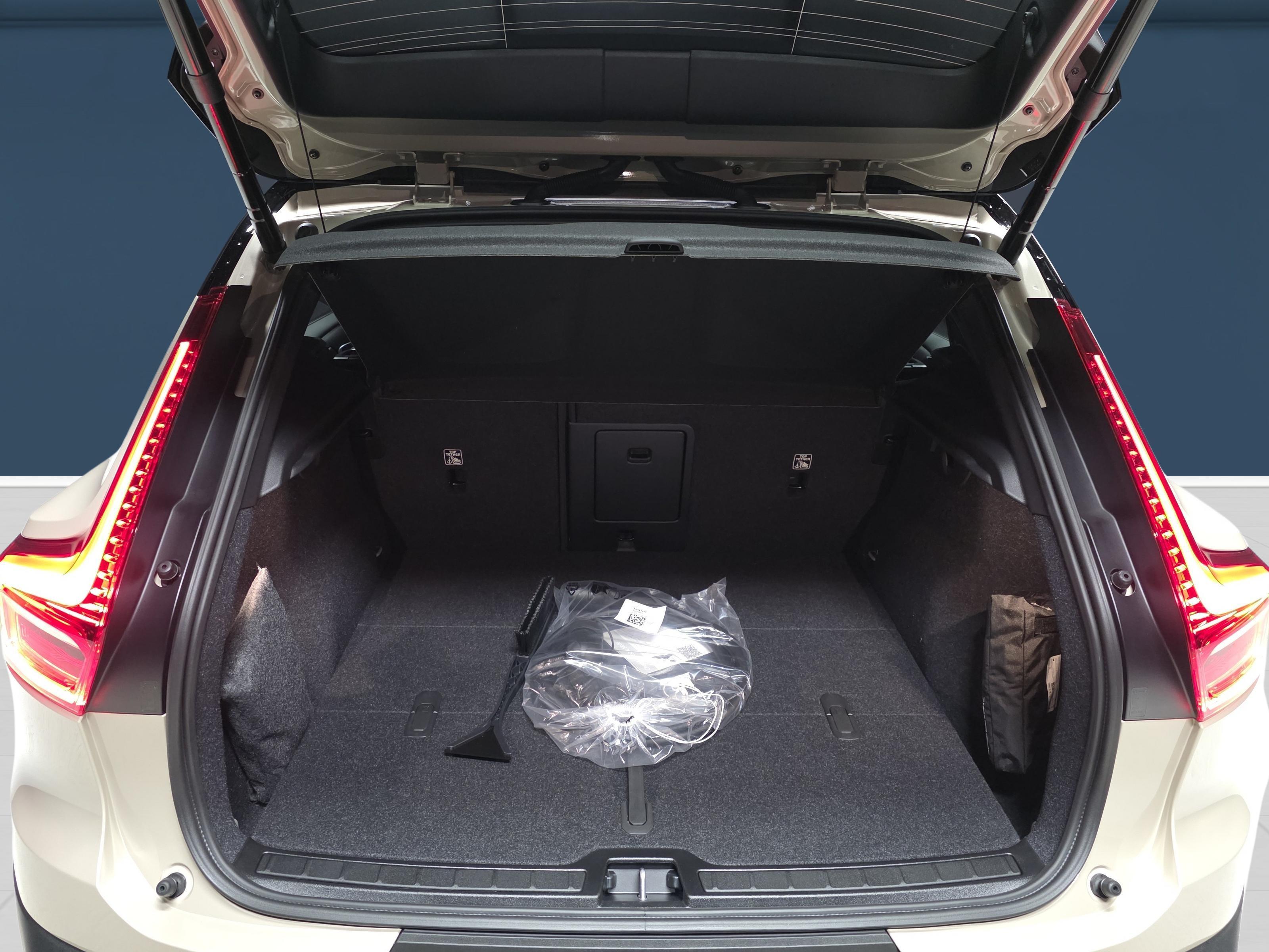 Volvo EX40 11