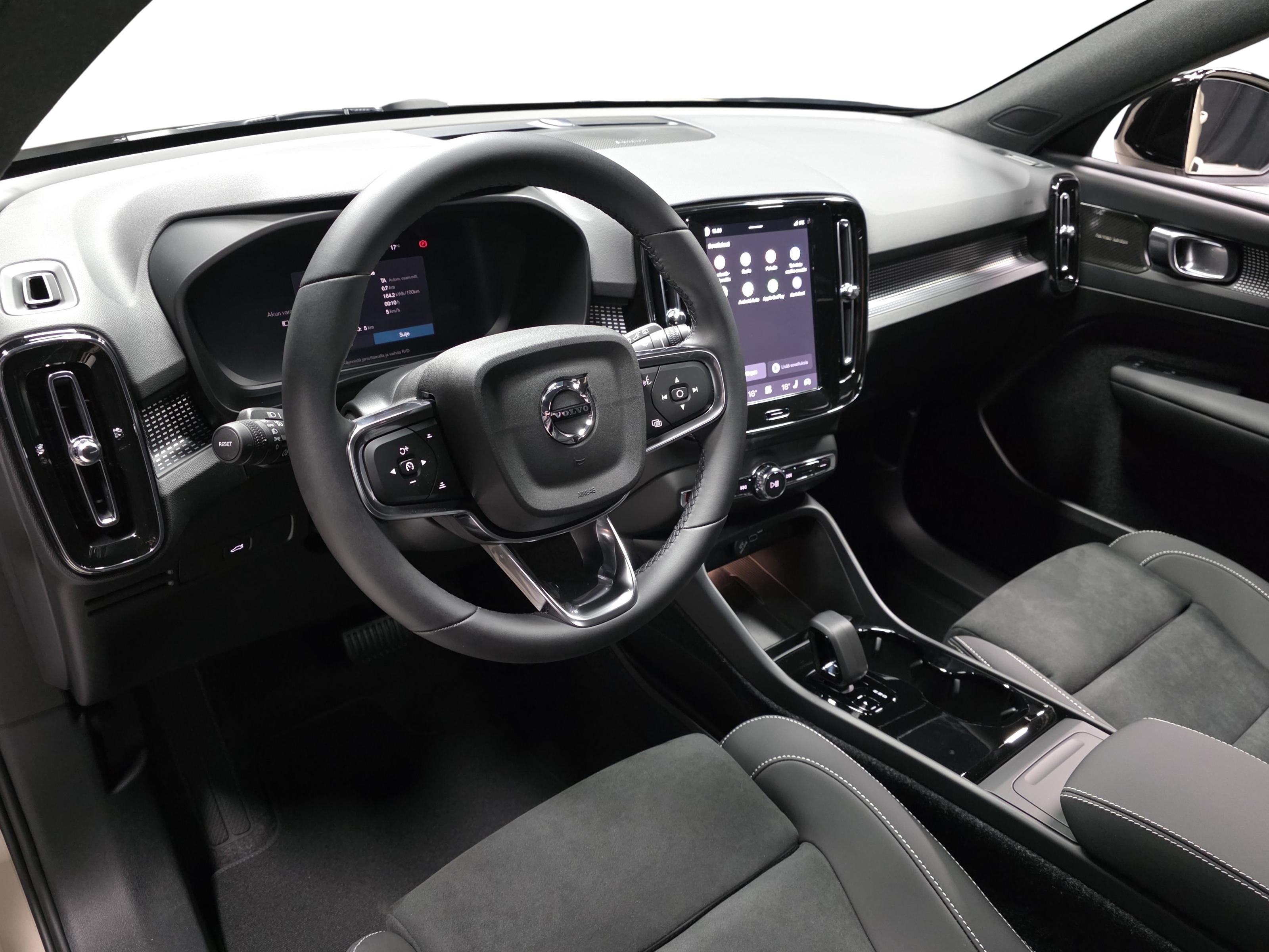 Volvo EX40 8