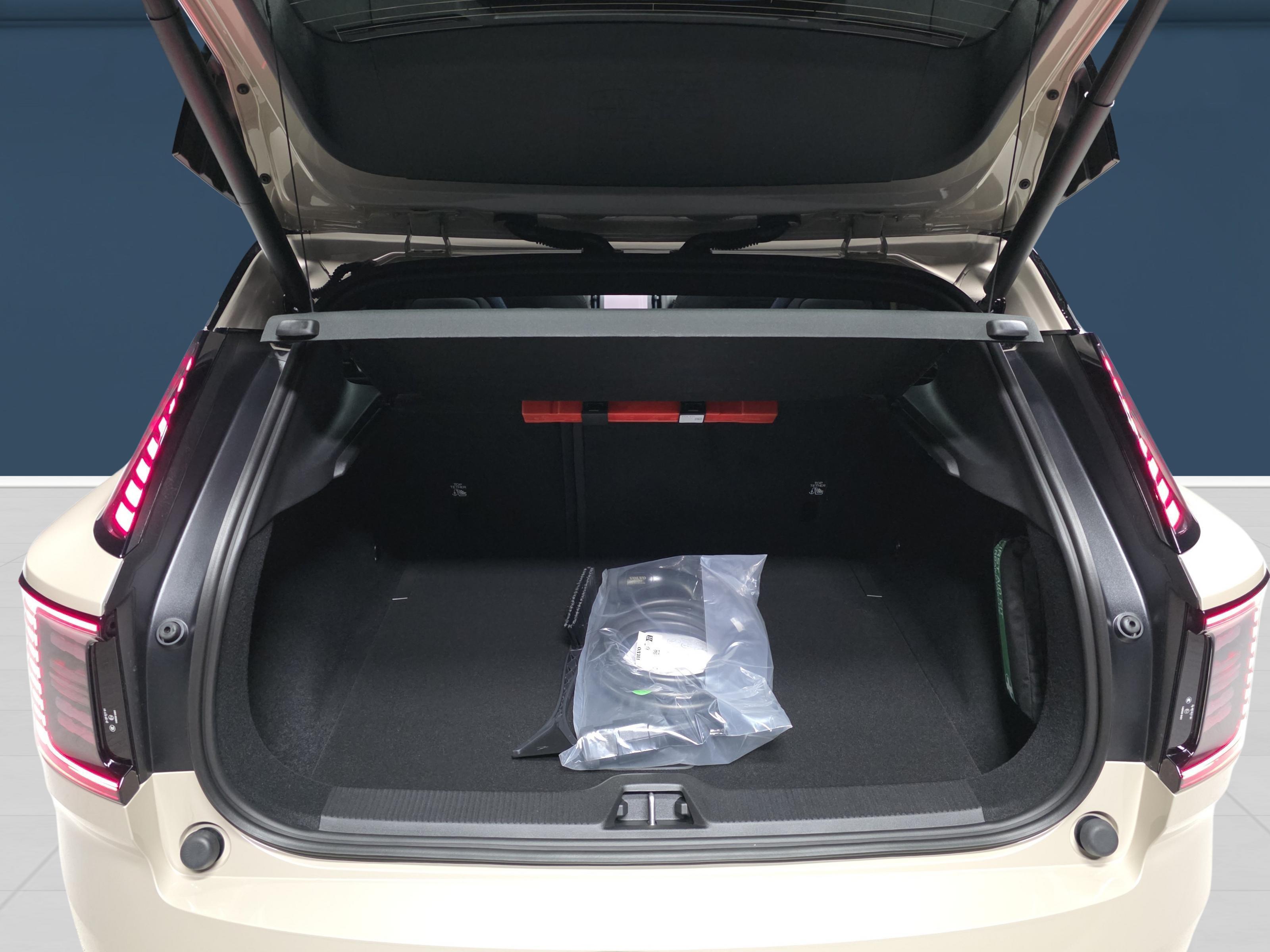 Volvo EX30 Cross Country 11
