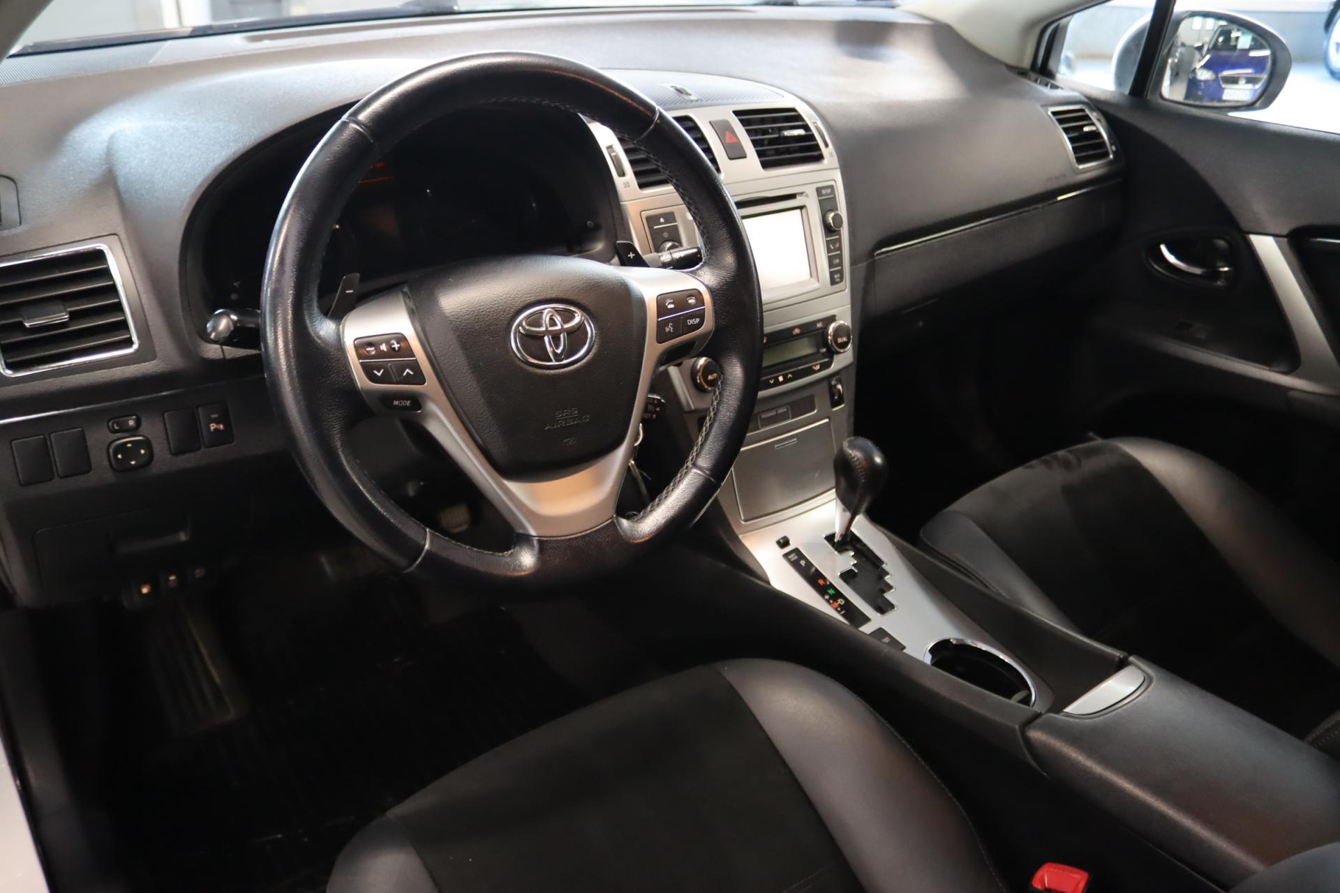 TOYOTA Avensis 2015