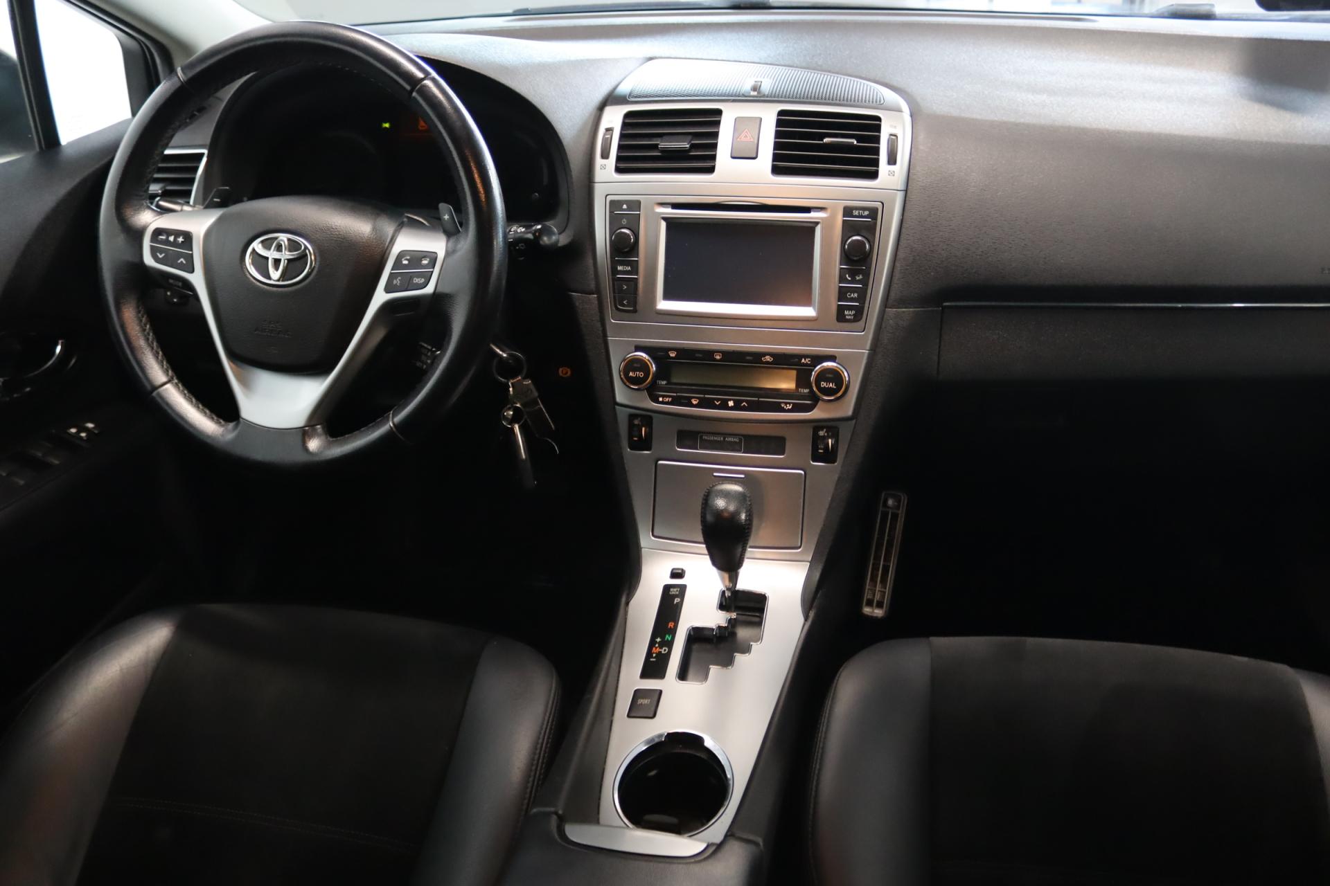 TOYOTA Avensis 2015