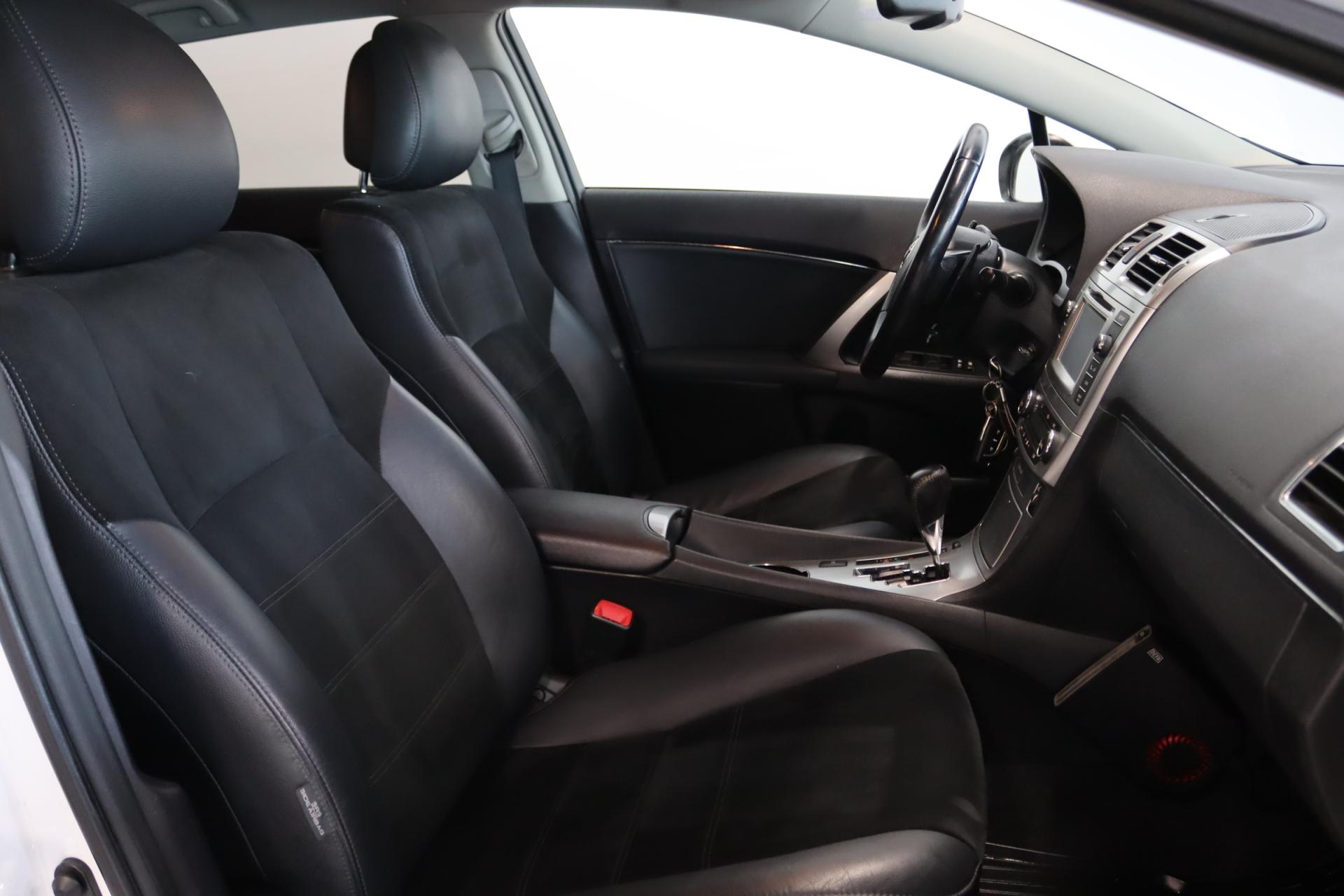 TOYOTA Avensis 2015