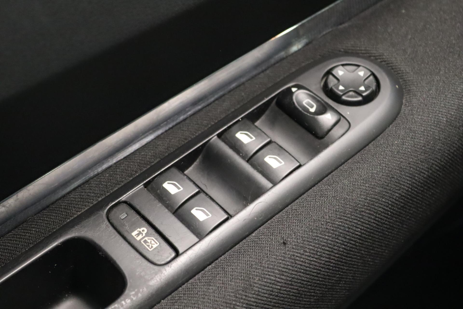 PEUGEOT 3008 2011