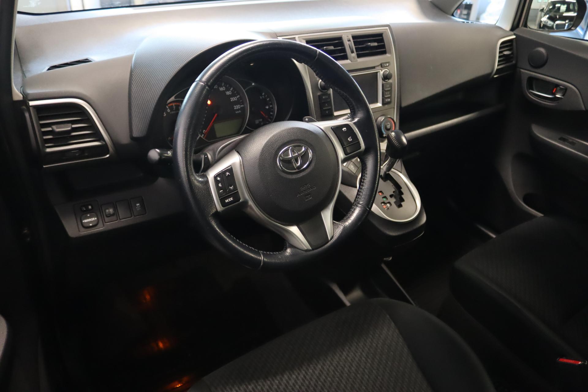 TOYOTA Verso-S 2013