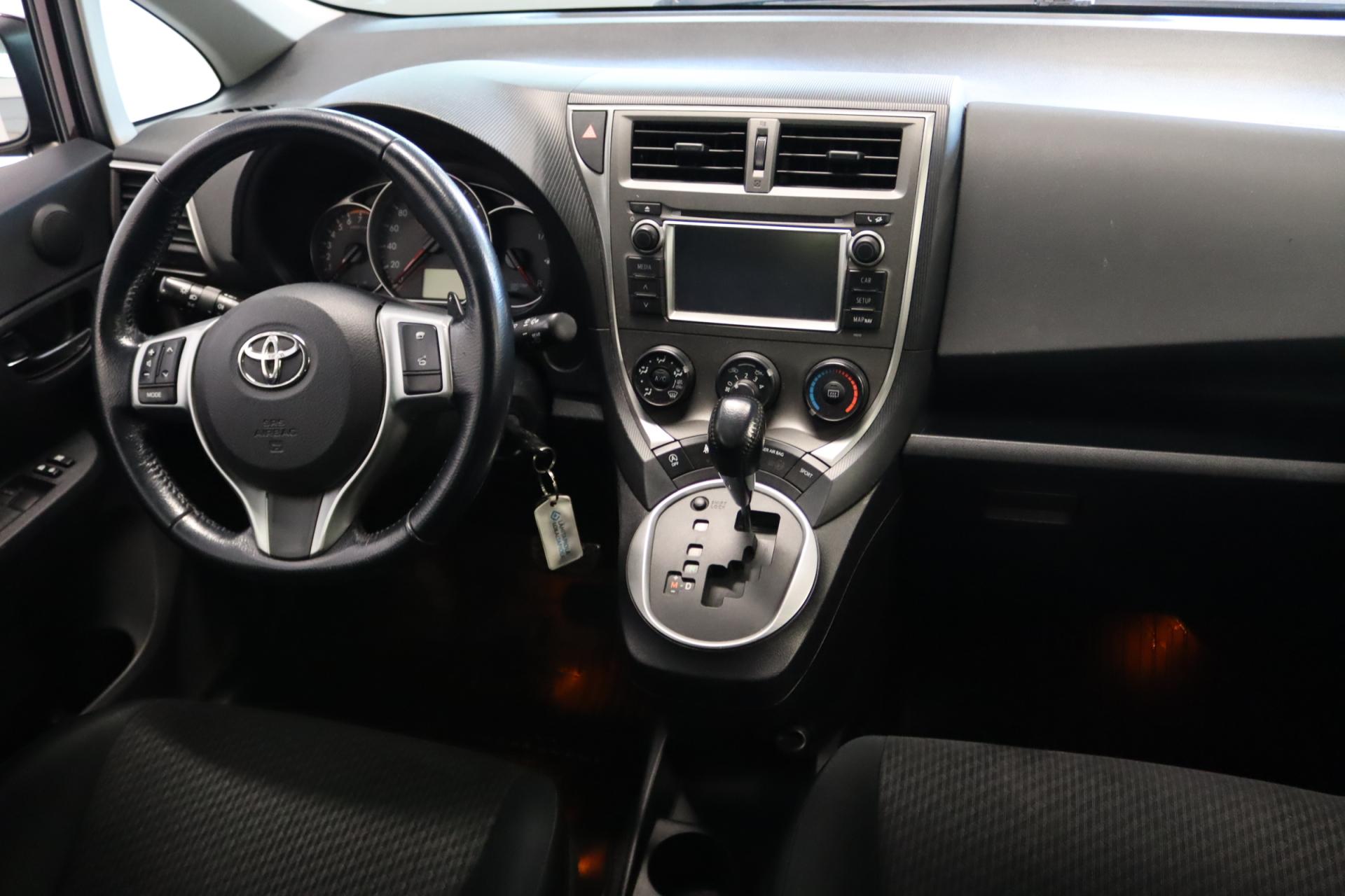 TOYOTA Verso-S 2013