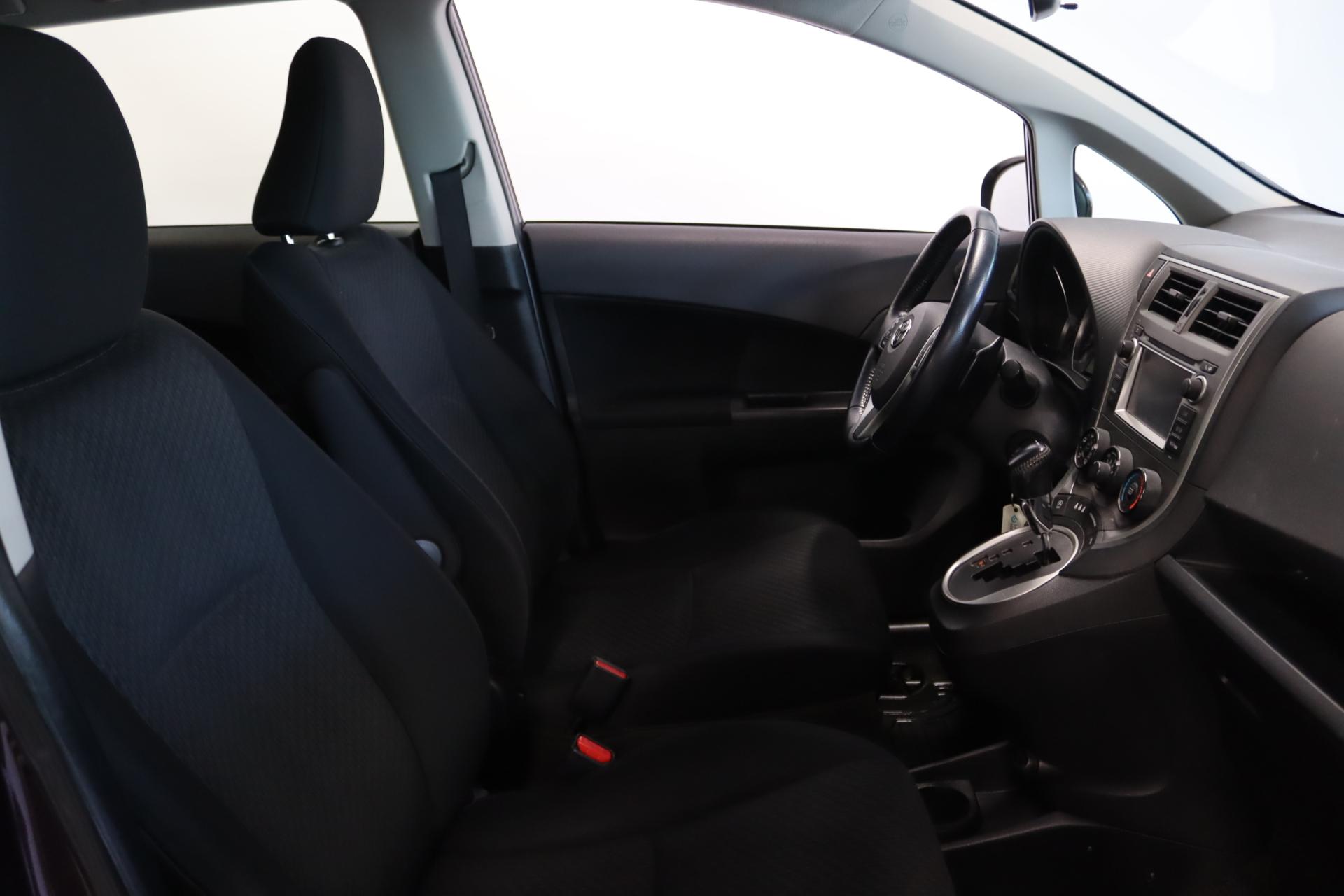 TOYOTA Verso-S 2013