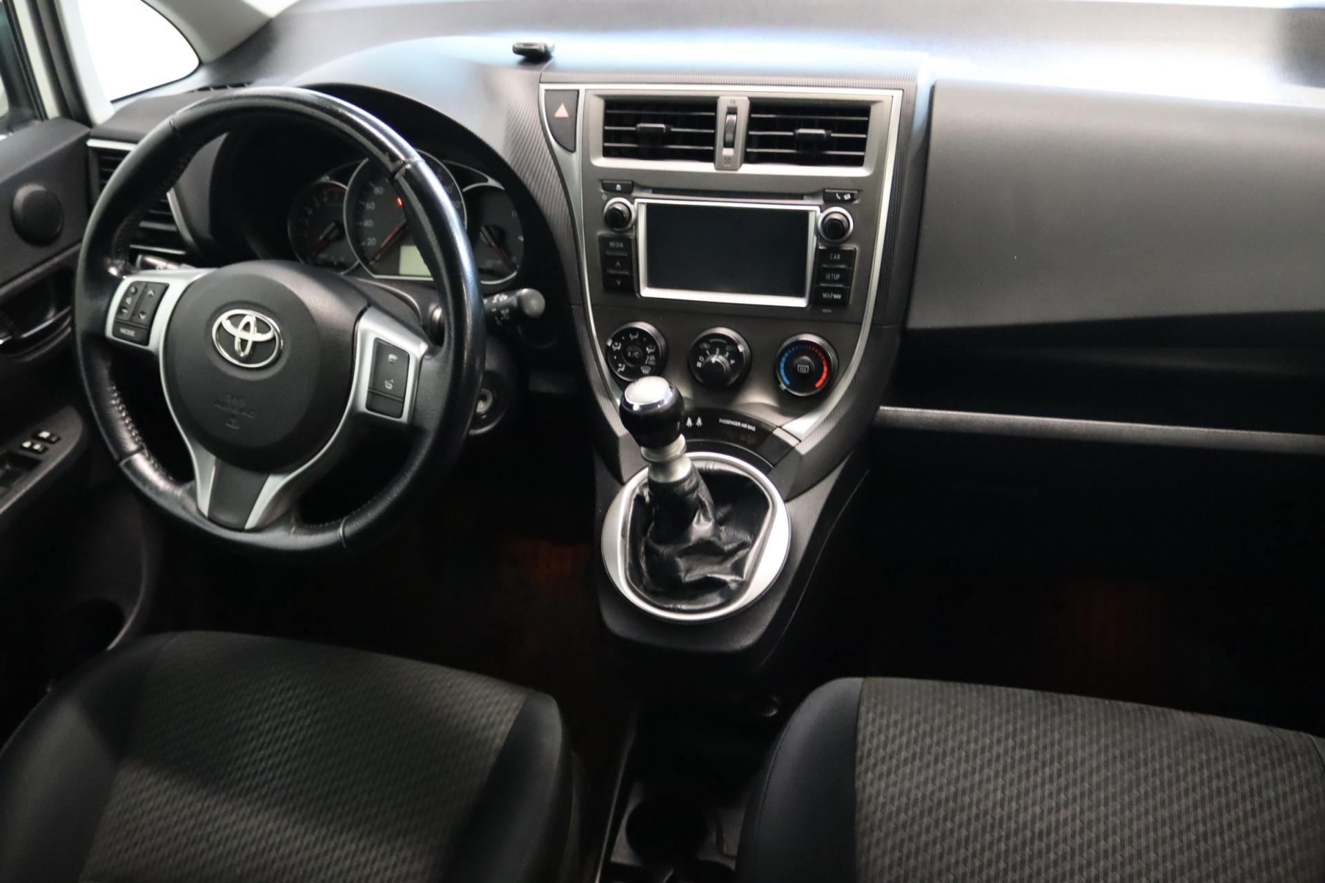 TOYOTA Verso-S 2012