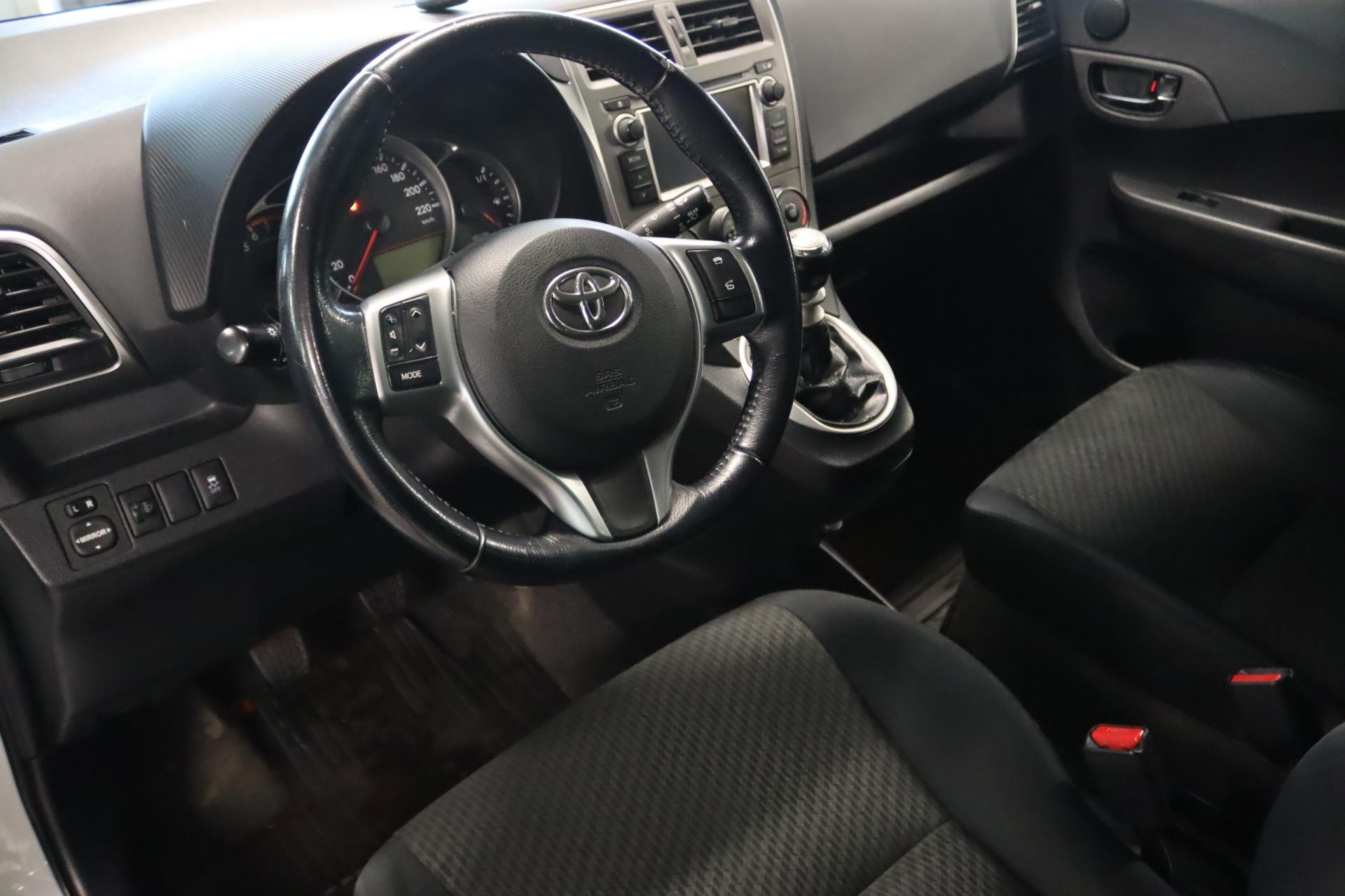 TOYOTA Verso-S 2012