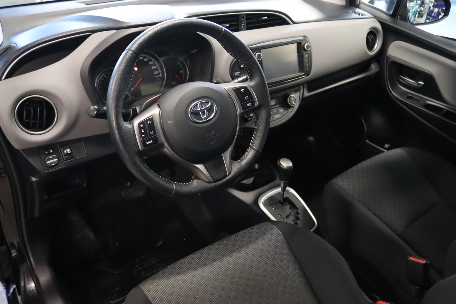 TOYOTA Yaris 2015