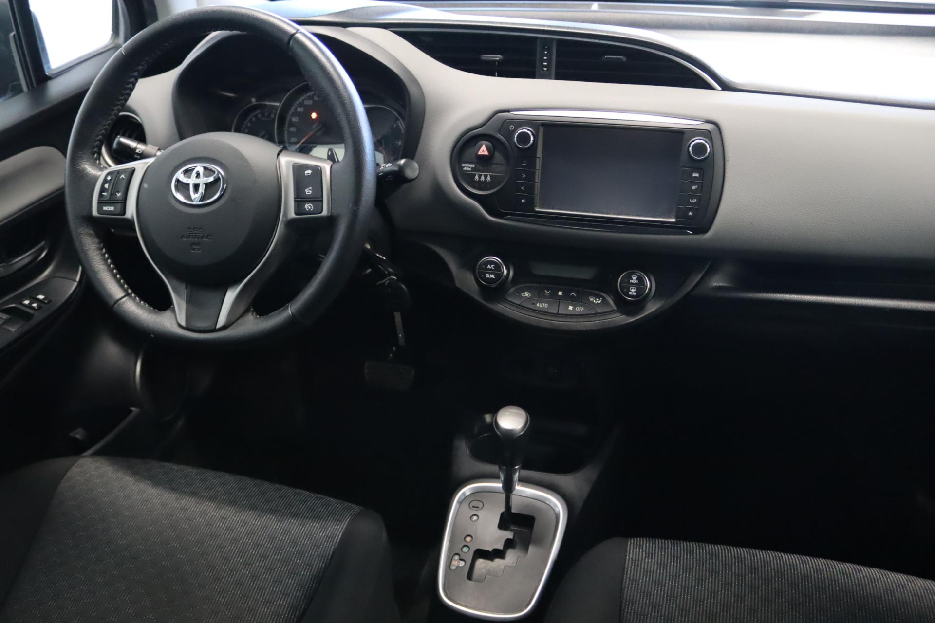 TOYOTA Yaris 2015