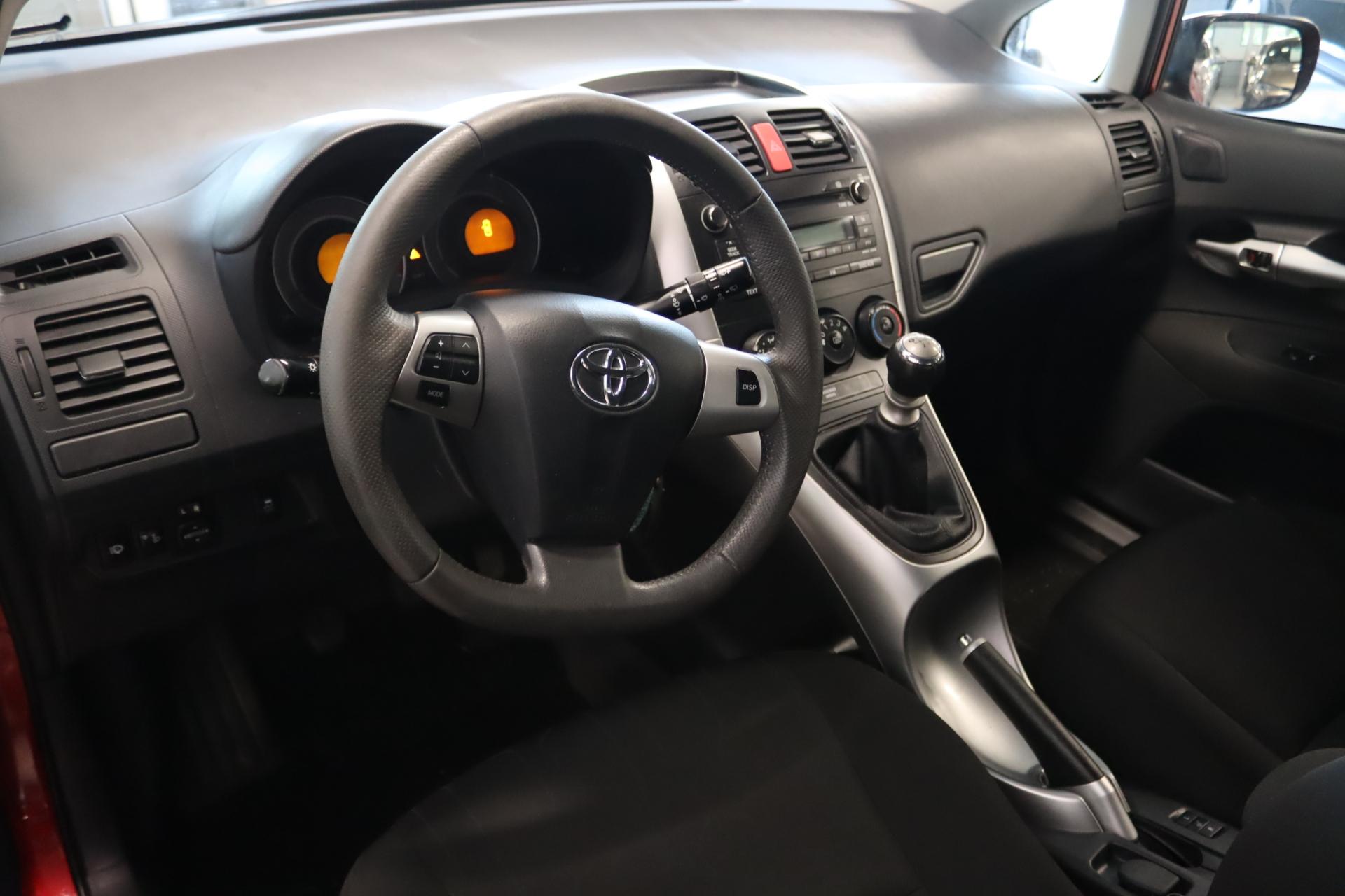 TOYOTA Auris 2011