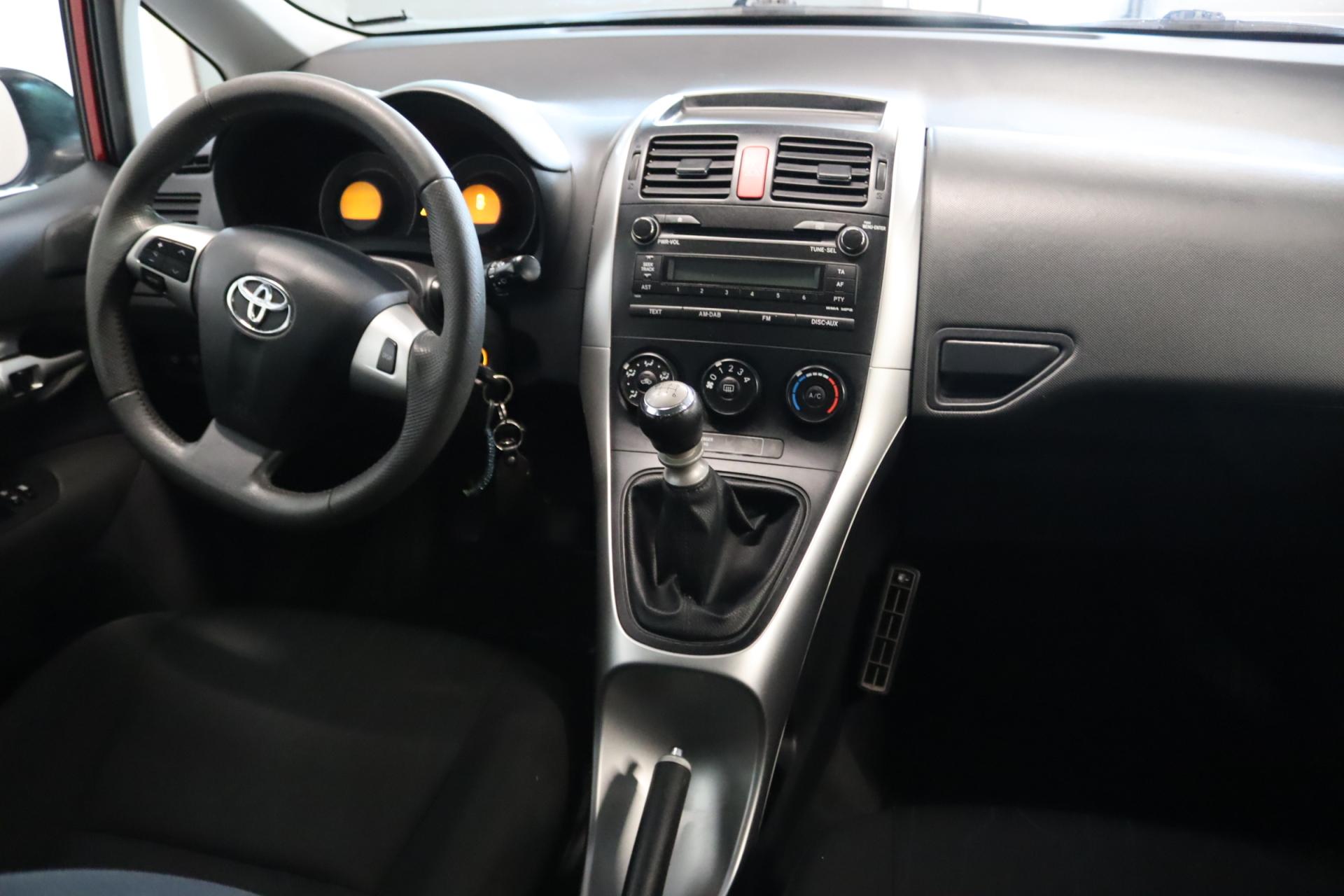 TOYOTA Auris 2011