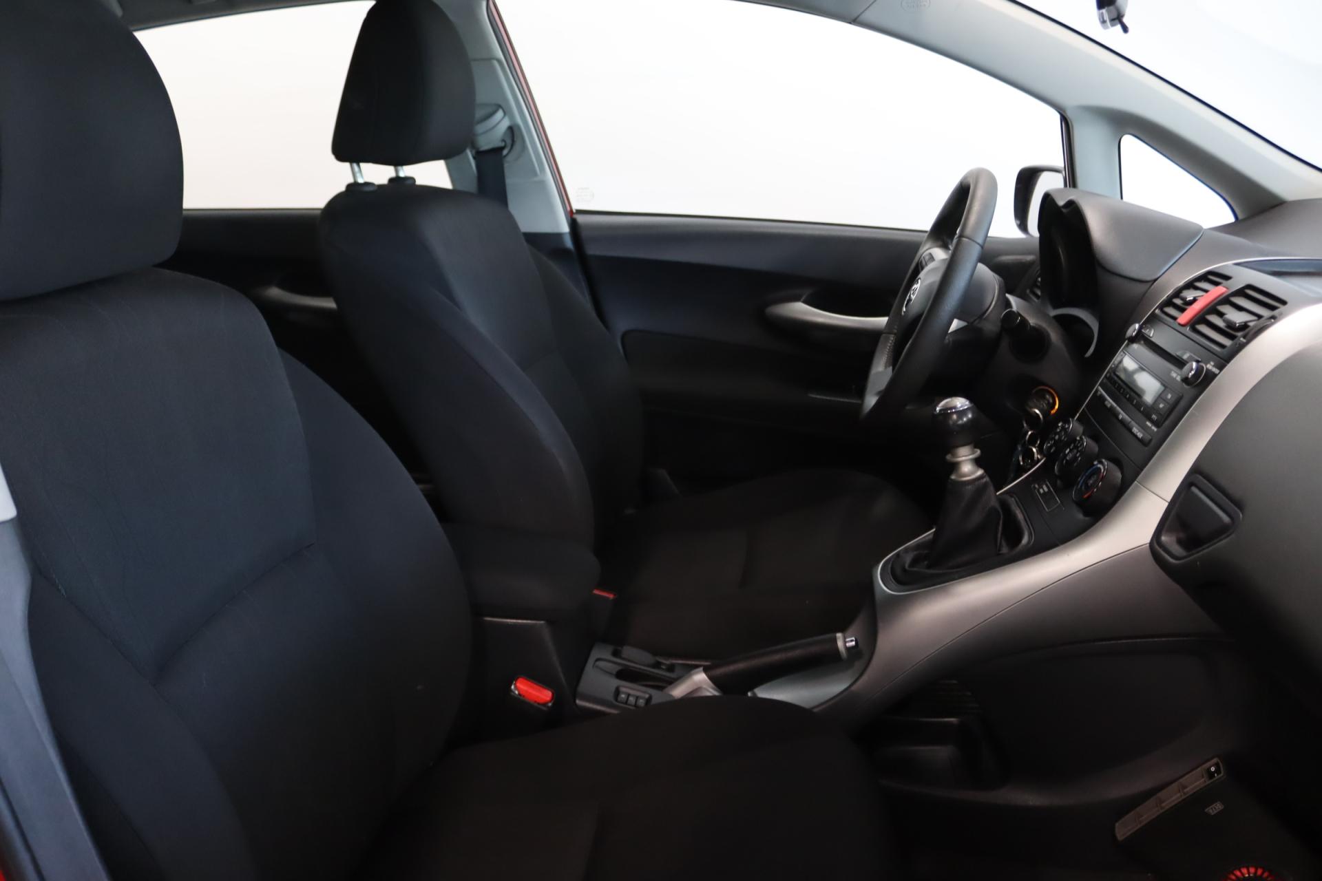 TOYOTA Auris 2011