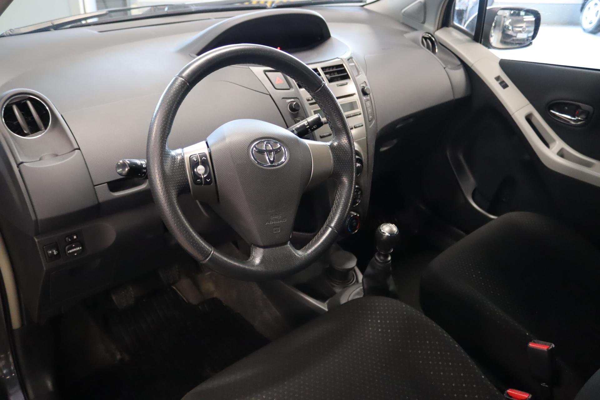 TOYOTA Yaris 2011