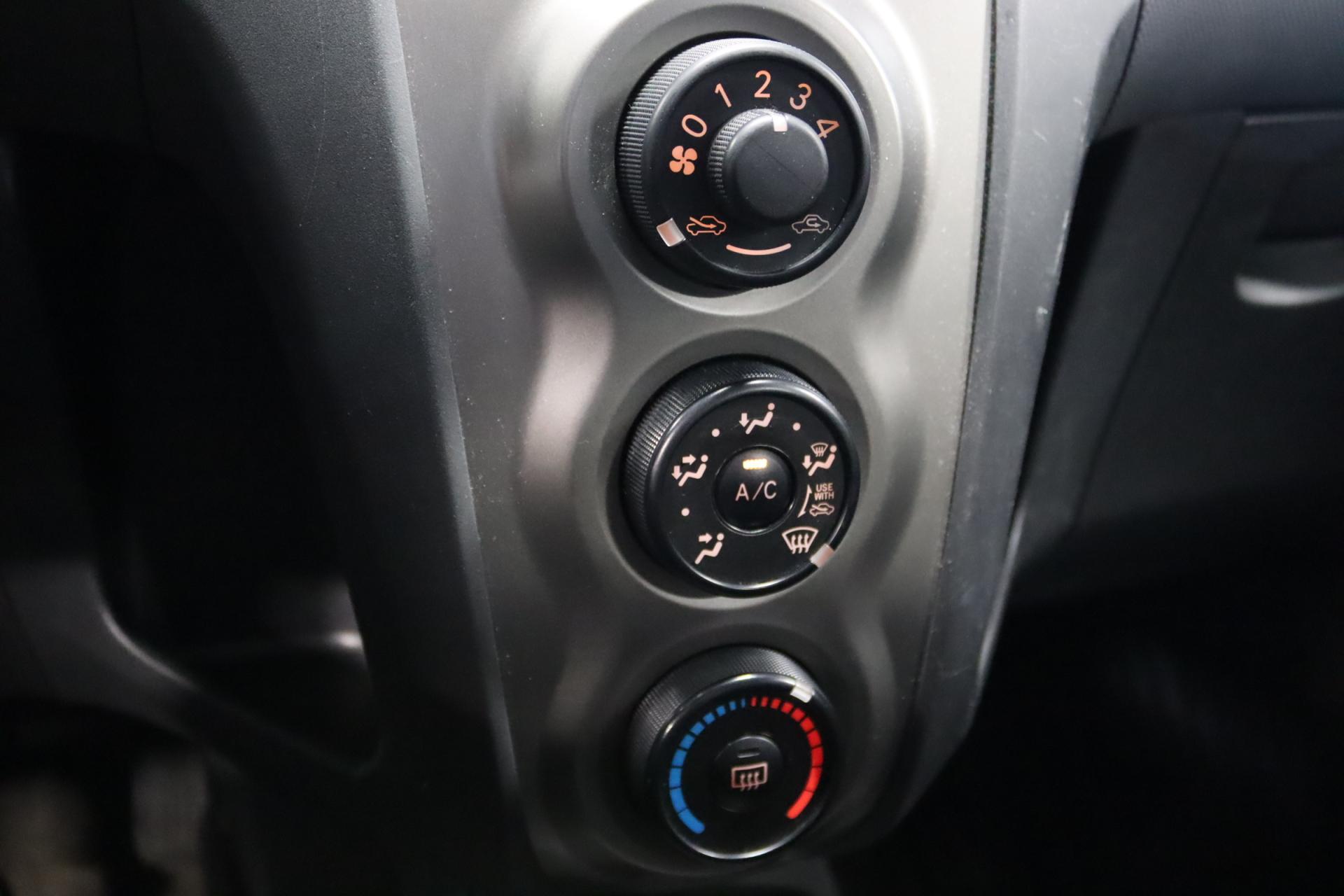 TOYOTA Yaris 2011