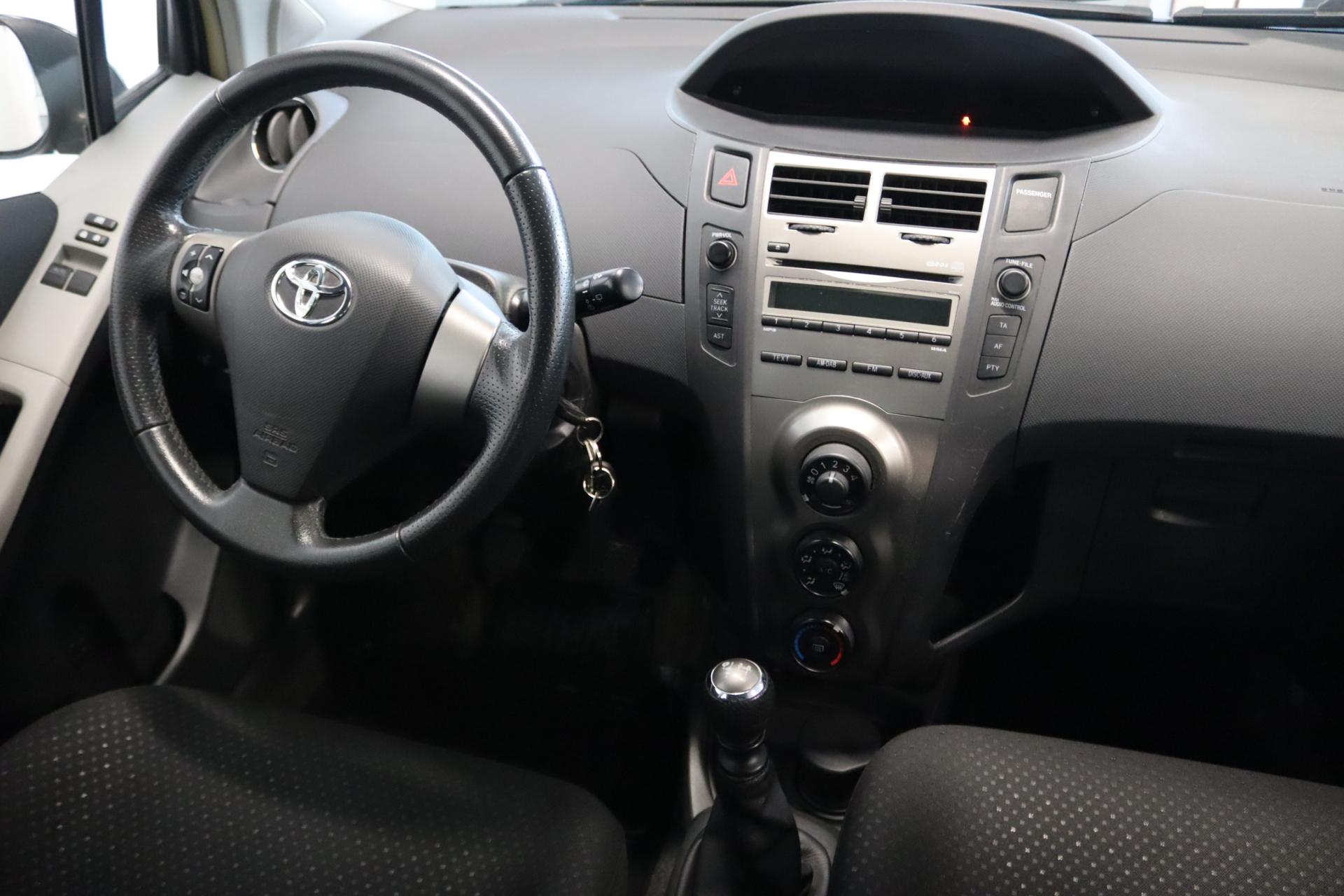 TOYOTA Yaris 2011