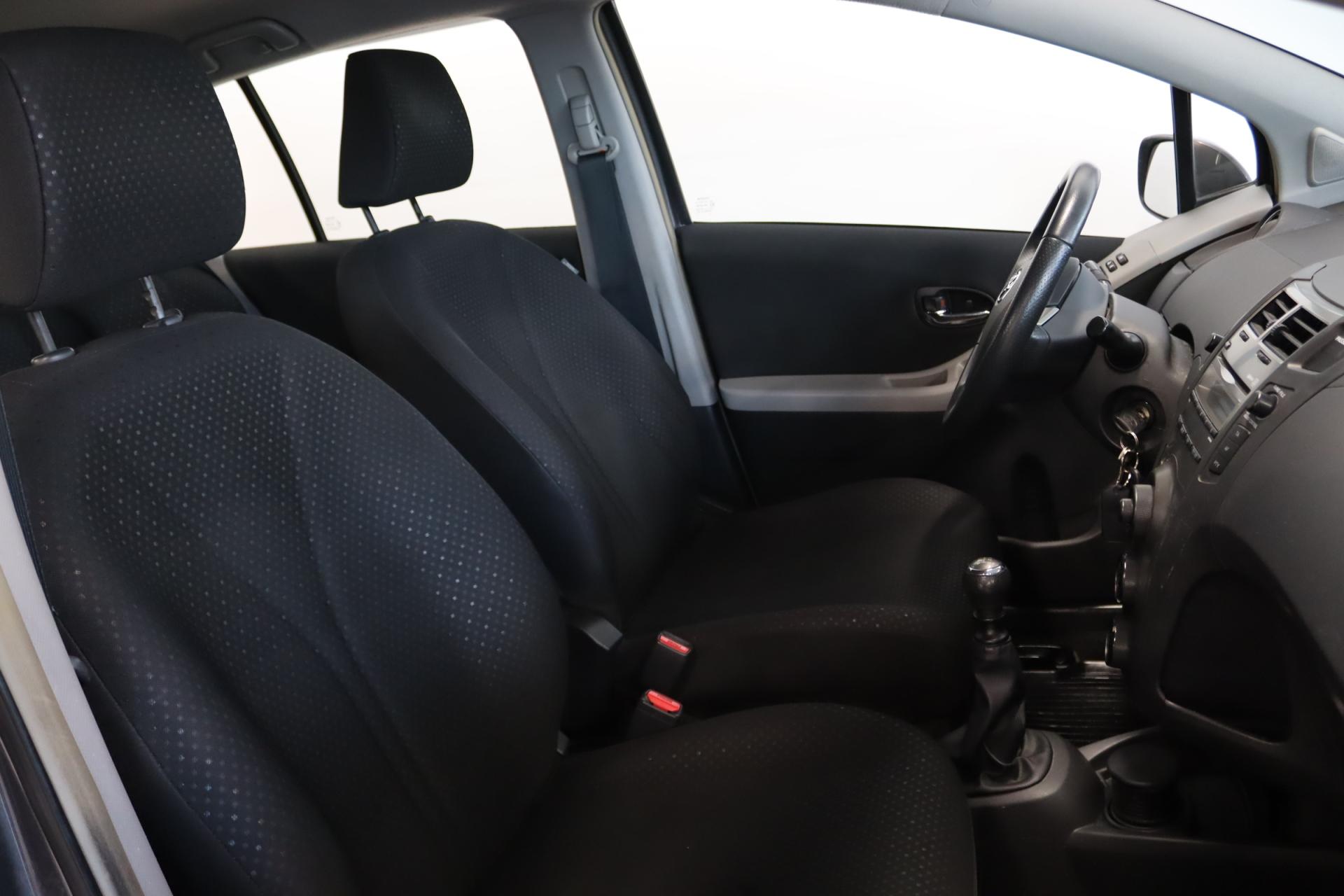 TOYOTA Yaris 2011