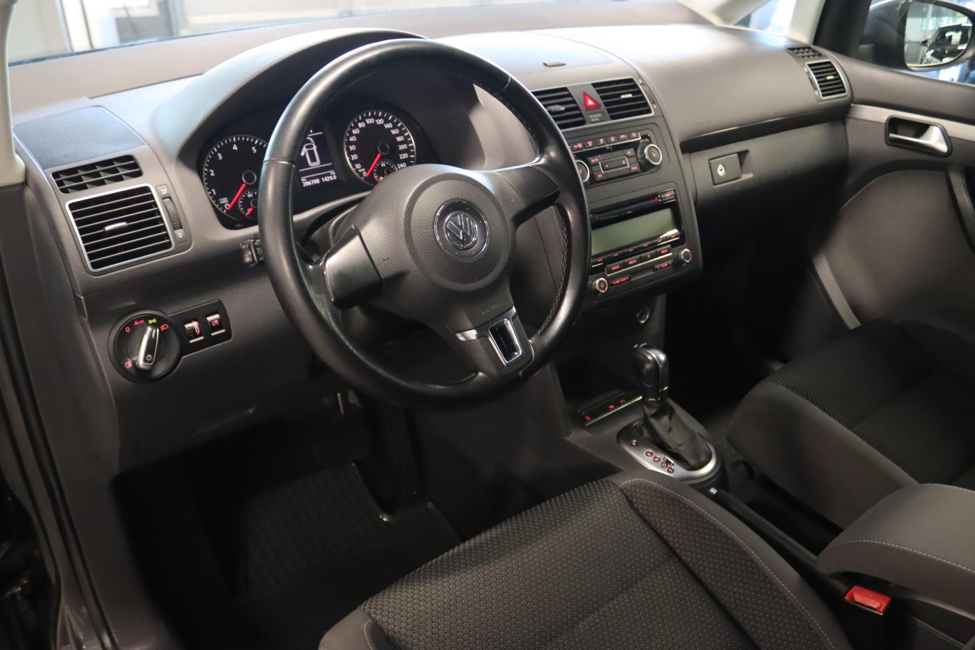 VOLKSWAGEN Touran 2011