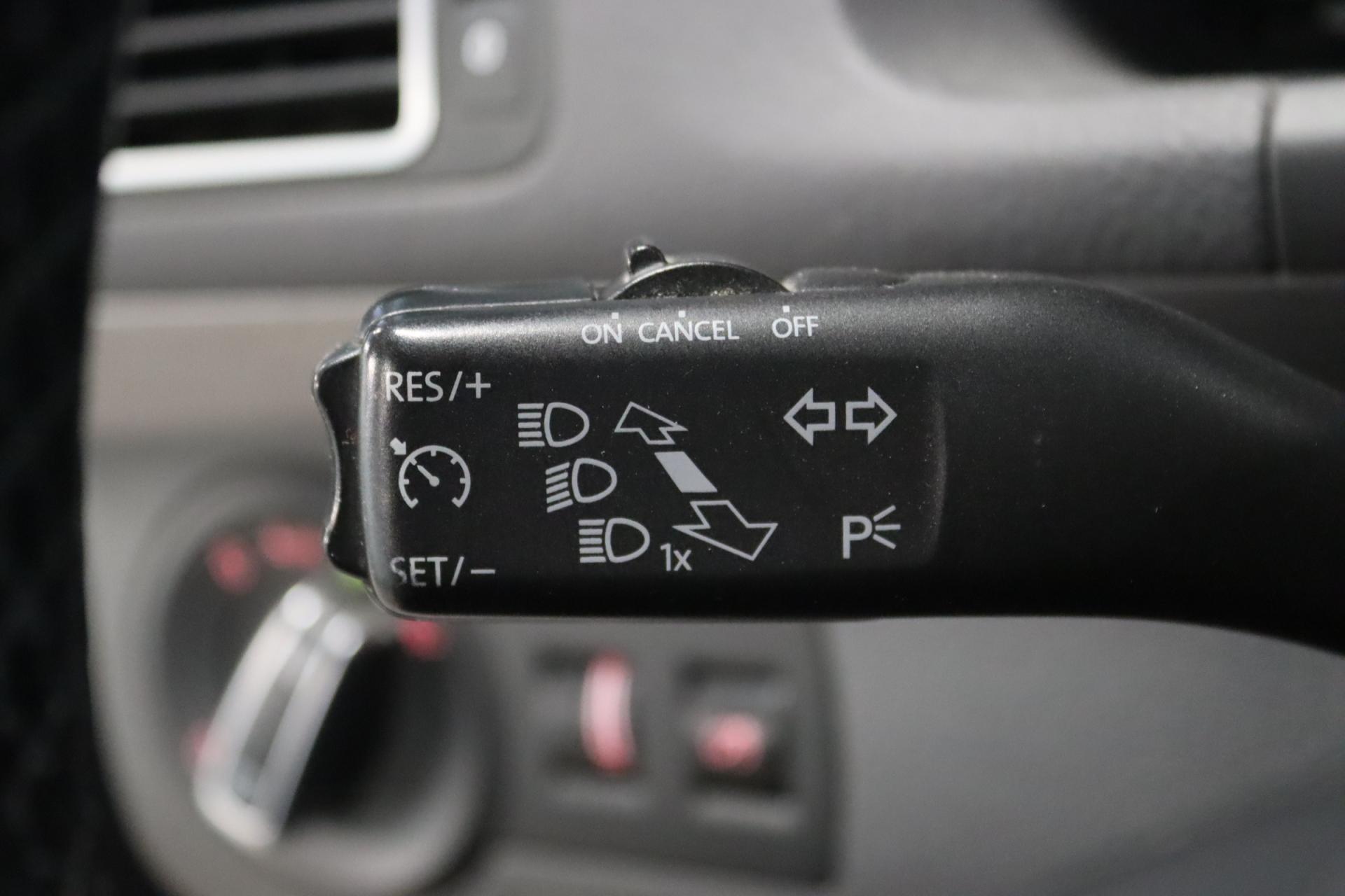 VOLKSWAGEN Touran 2011