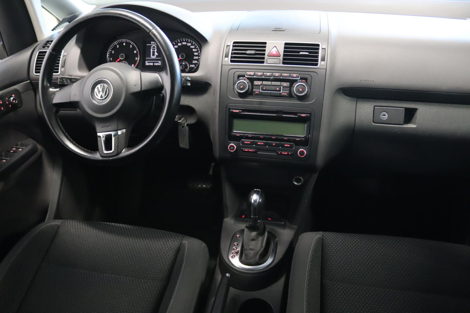 VOLKSWAGEN Touran 2011