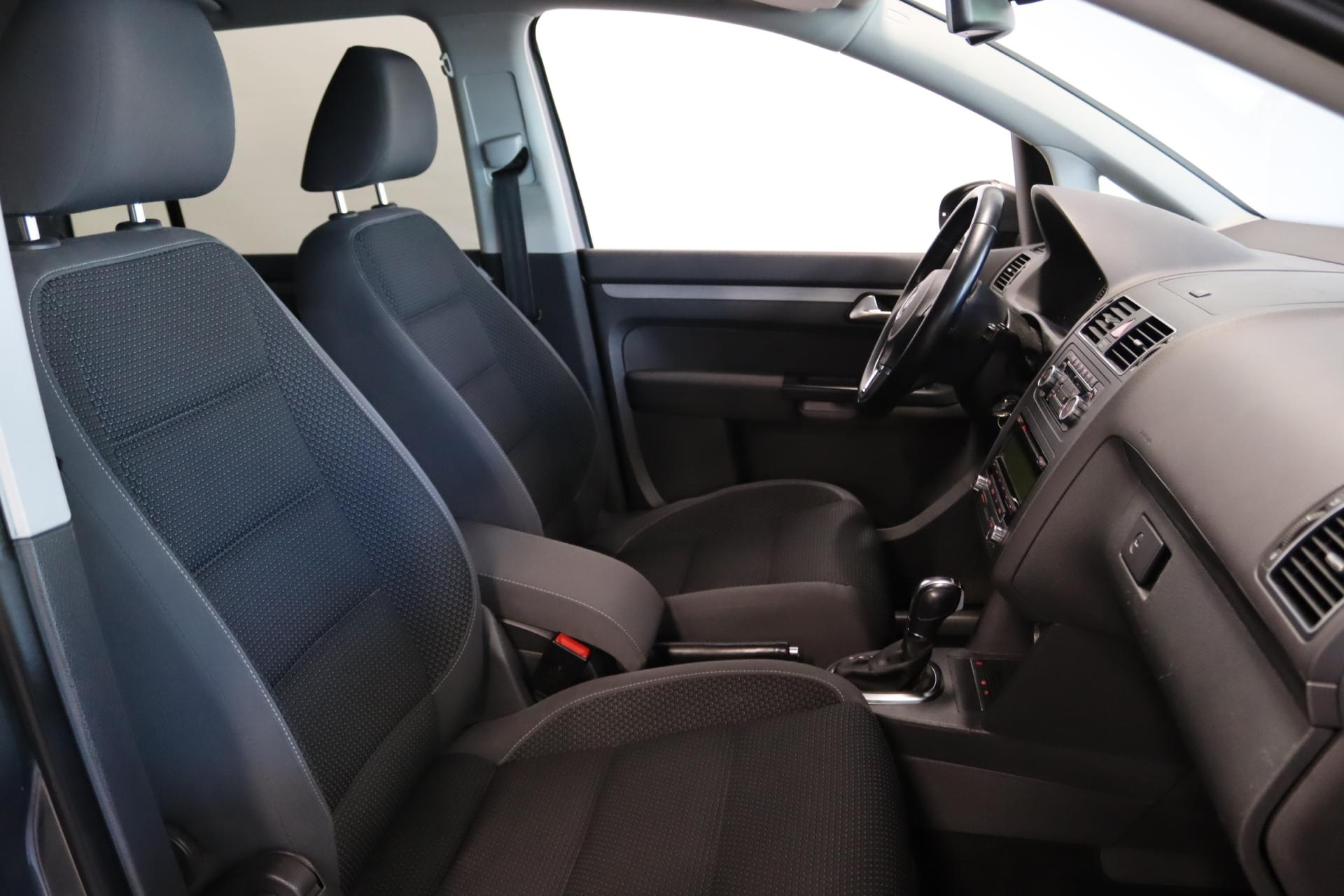 VOLKSWAGEN Touran 2011