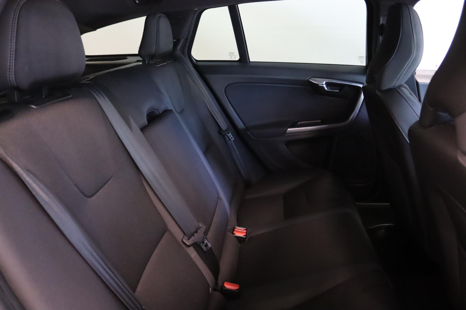 VOLVO V60 2015