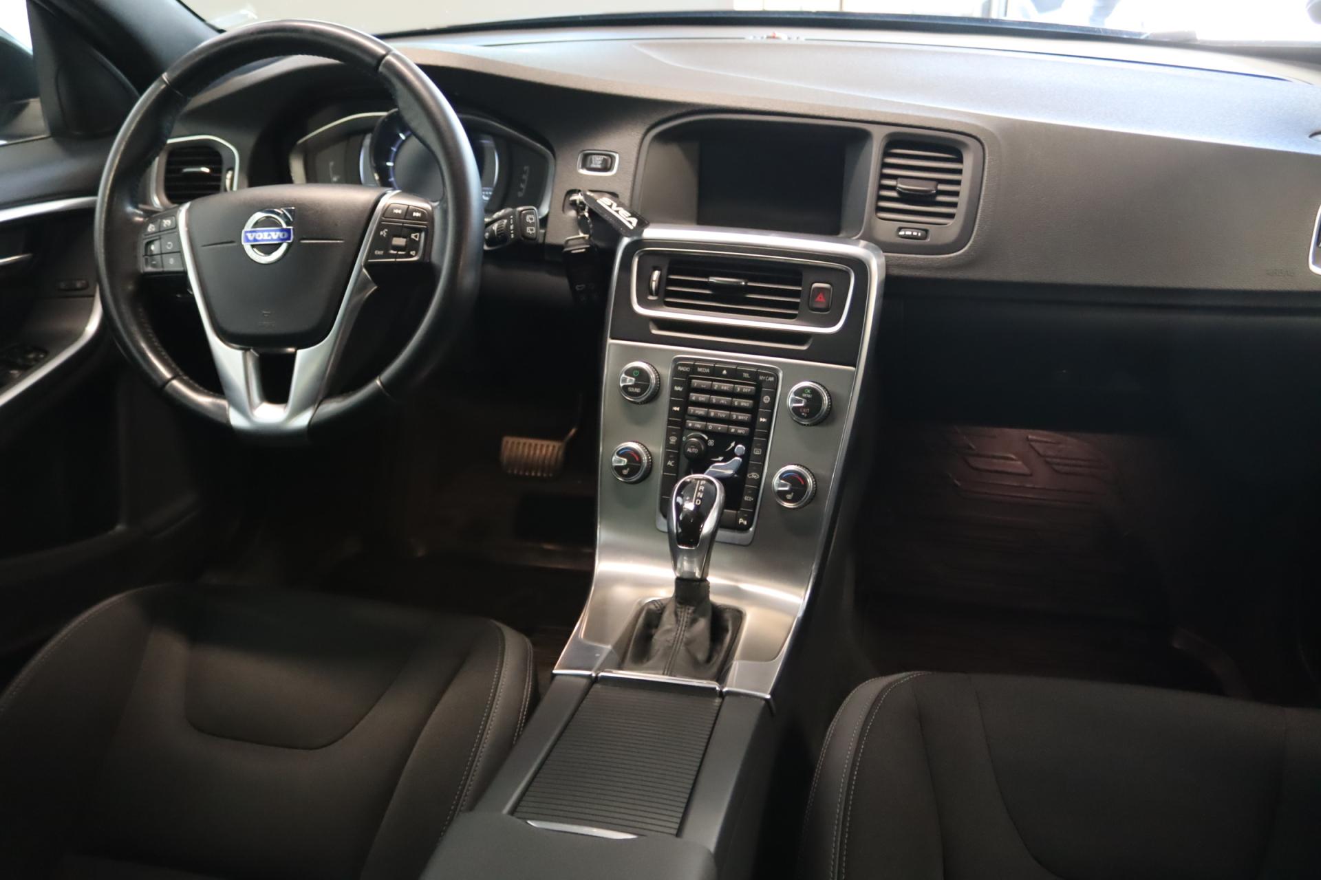 VOLVO V60 2015