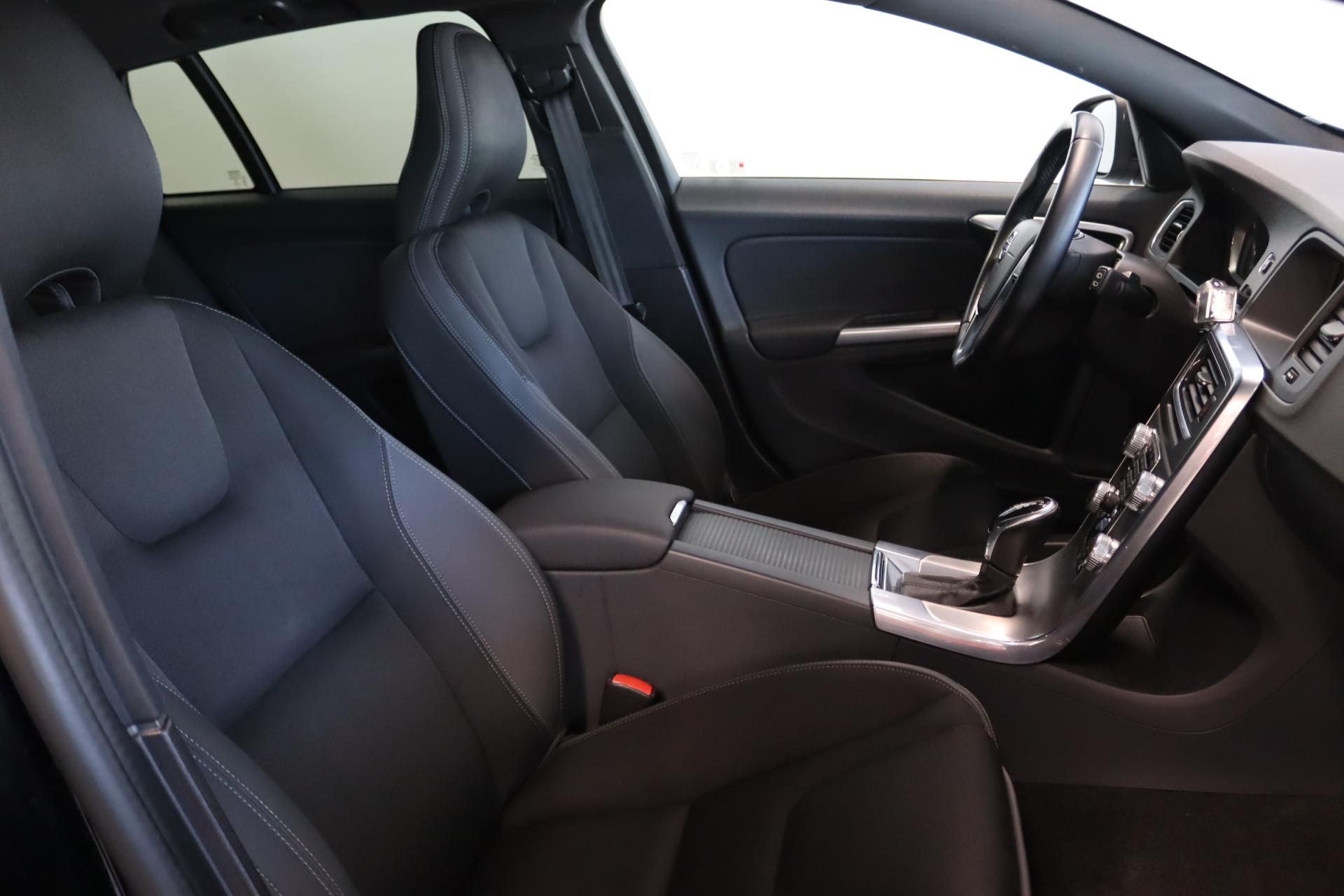 VOLVO V60 2015