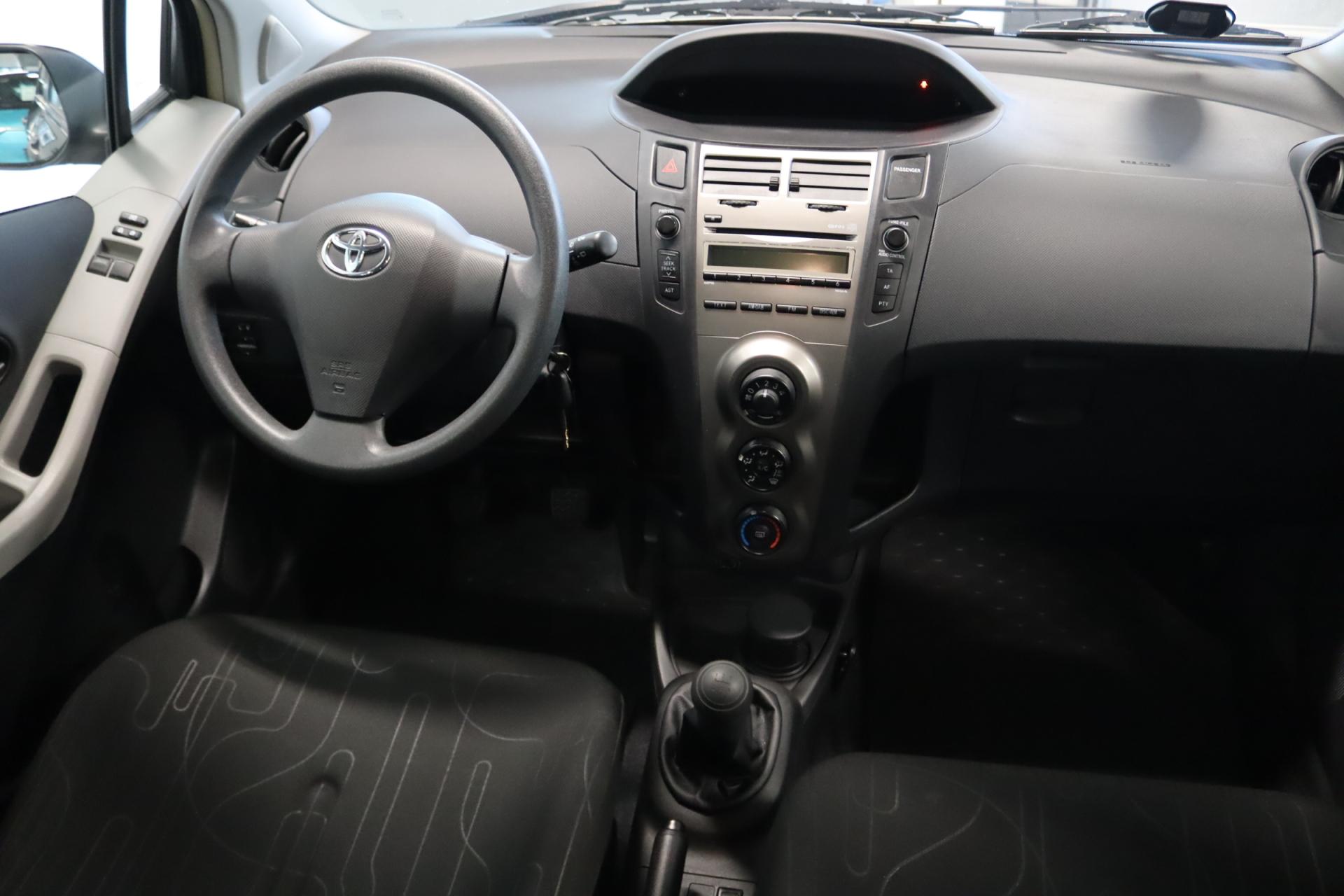 TOYOTA Yaris 2010
