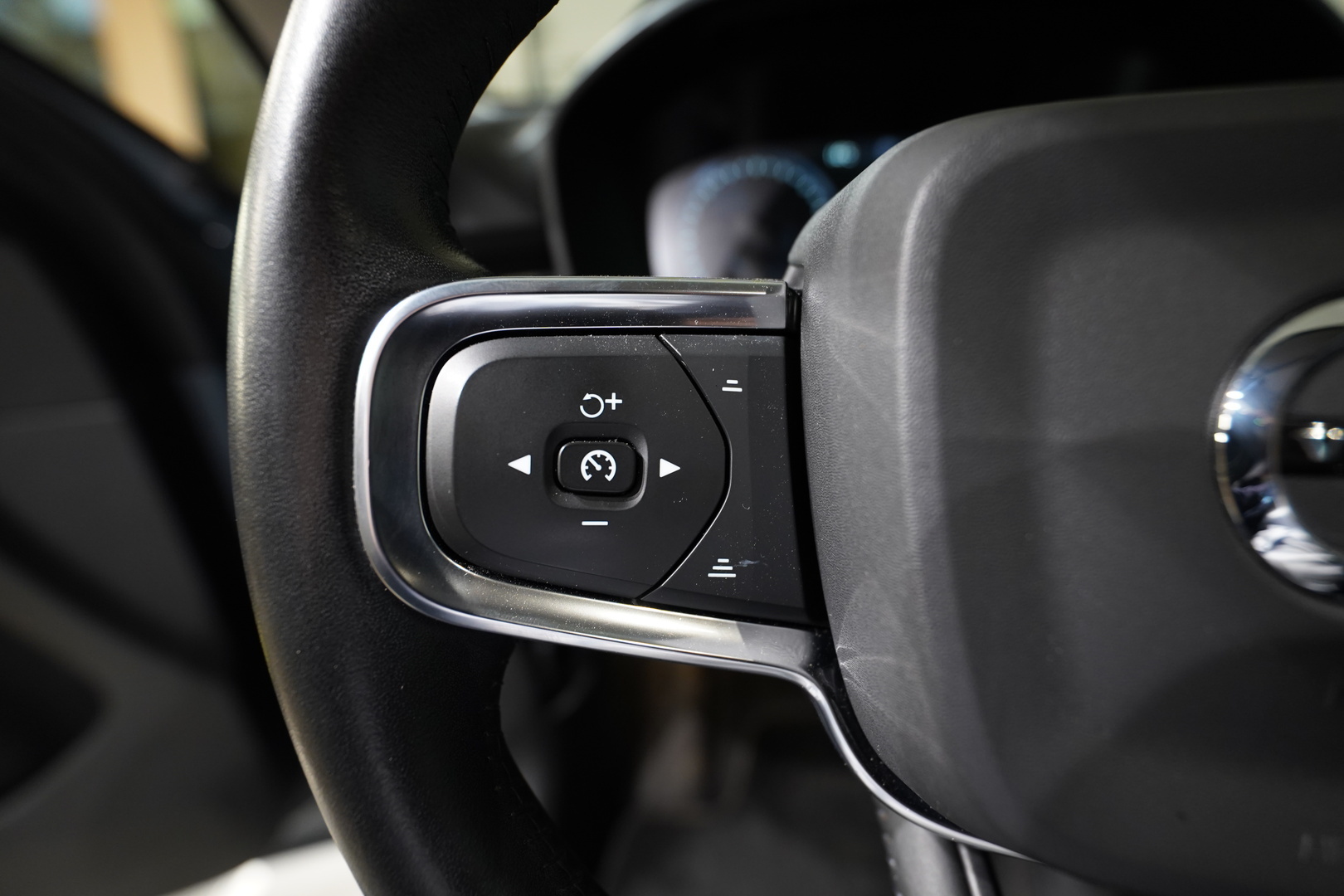 VOLVO XC40 11
