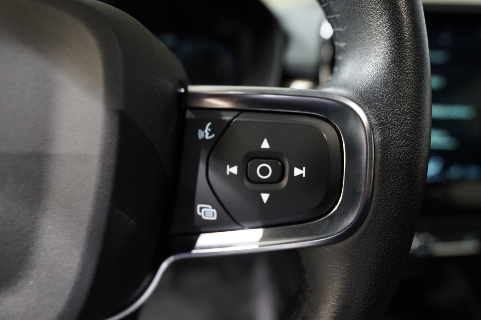 VOLVO XC40 12