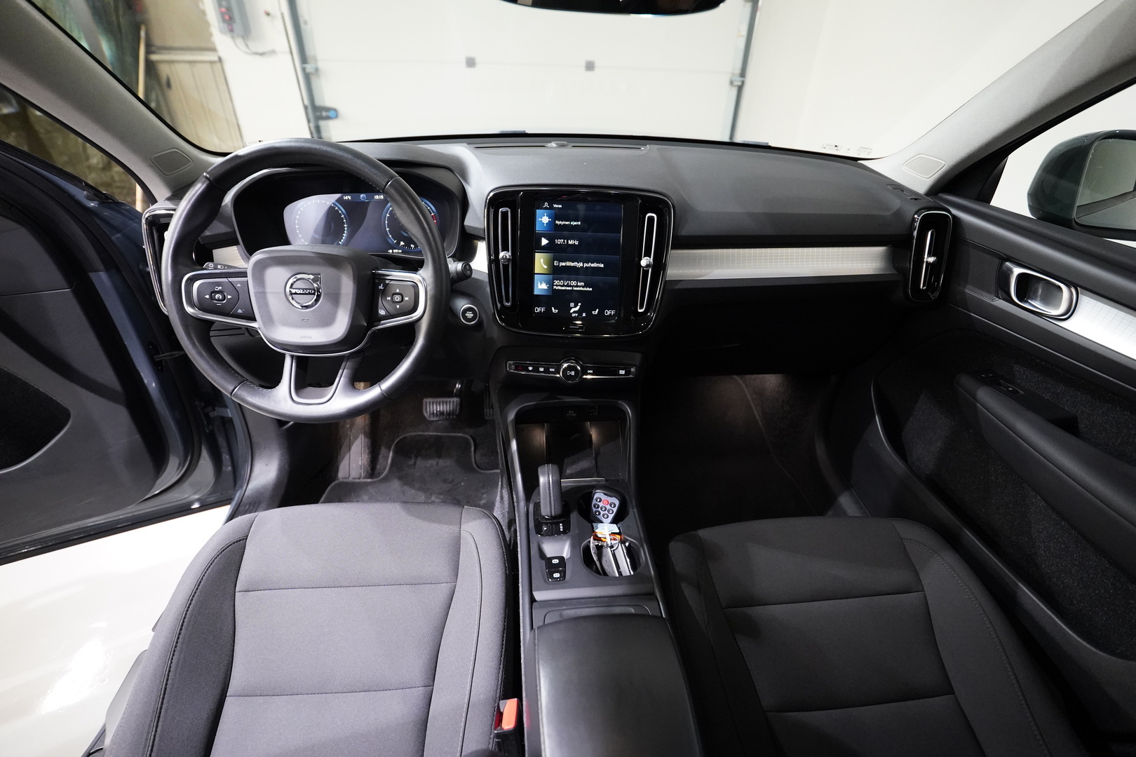 VOLVO XC40 9