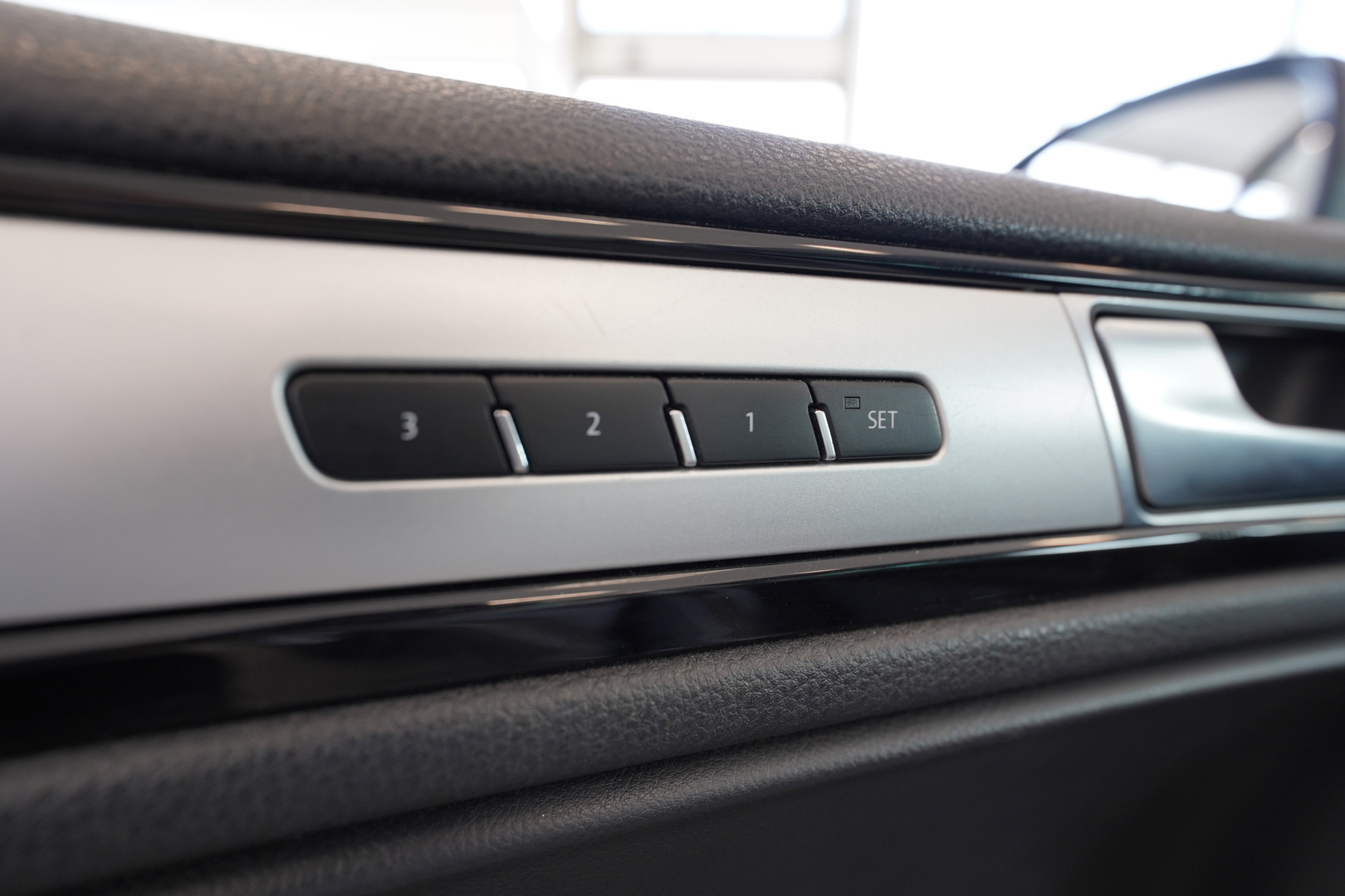 VOLKSWAGEN Touareg 12