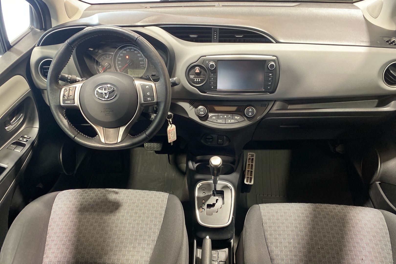 TOYOTA Yaris 2015