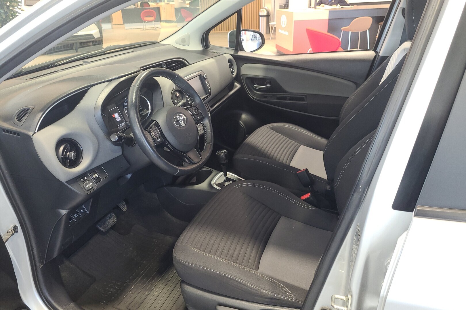 TOYOTA Yaris 2018
