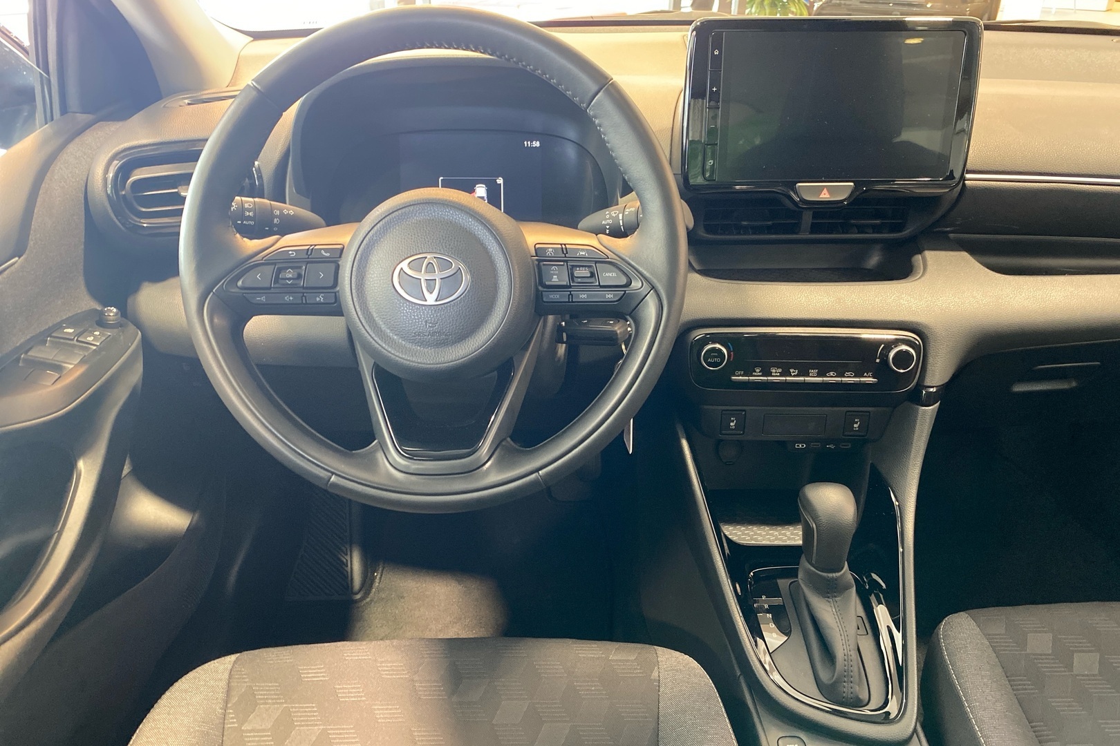 TOYOTA YARIS 2024