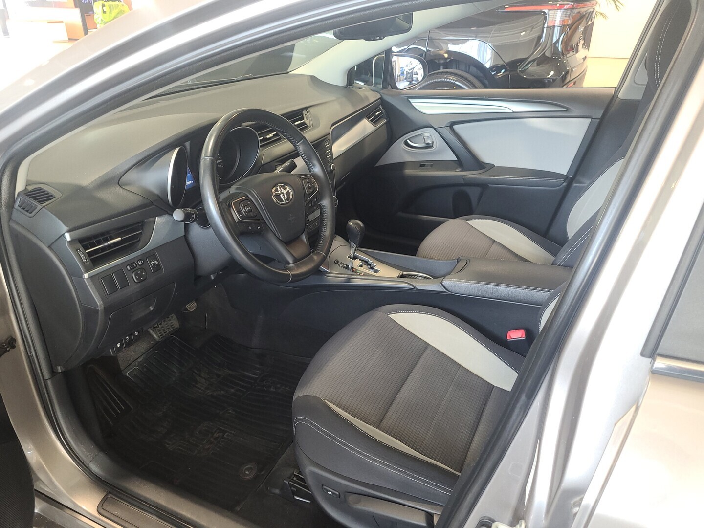 TOYOTA Avensis 2015