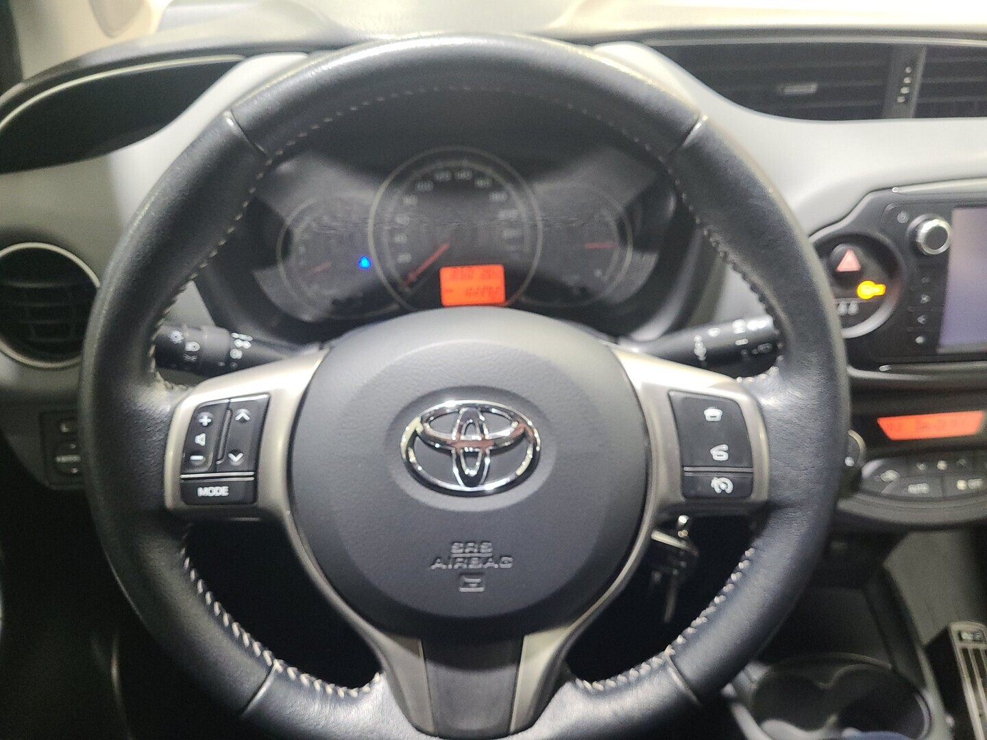TOYOTA Yaris 2015