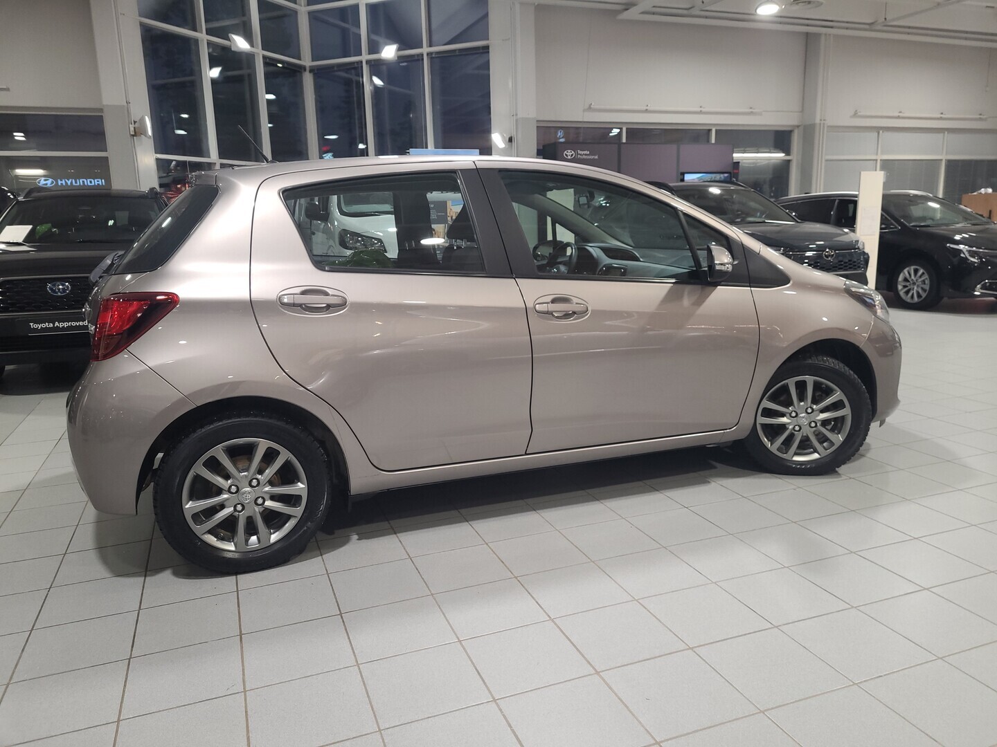 TOYOTA Yaris 2015
