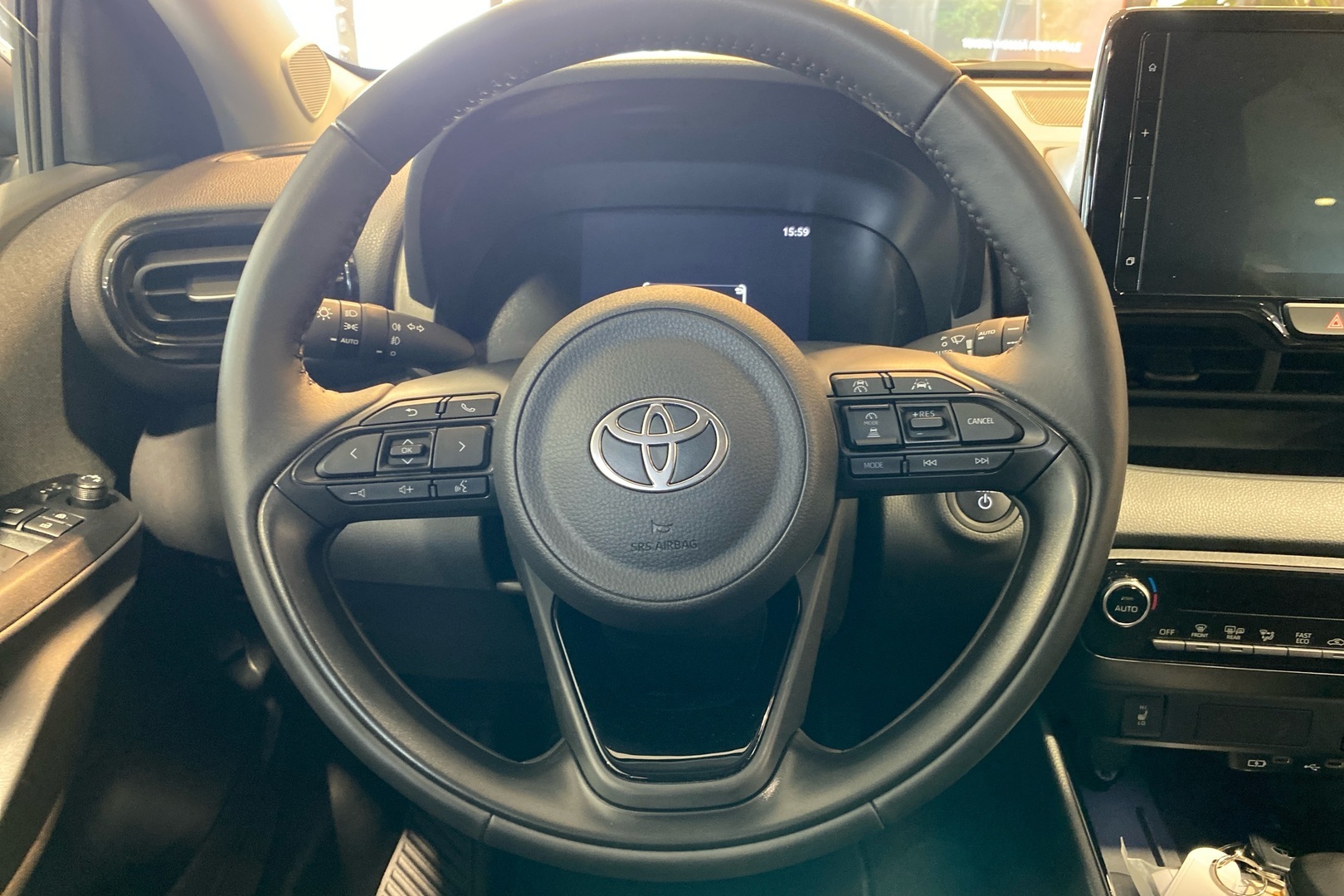 TOYOTA YARIS 2025