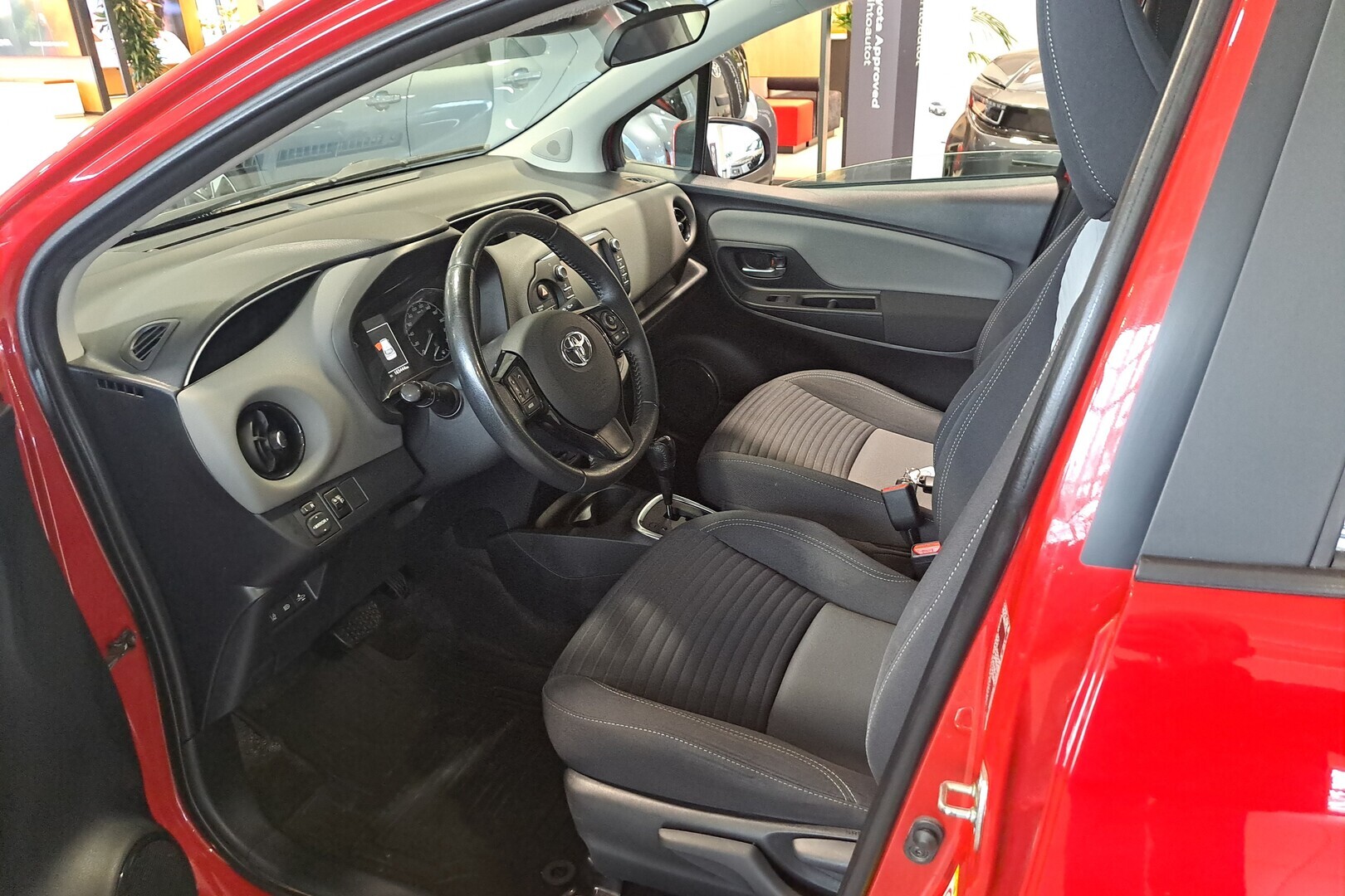 TOYOTA Yaris 2018