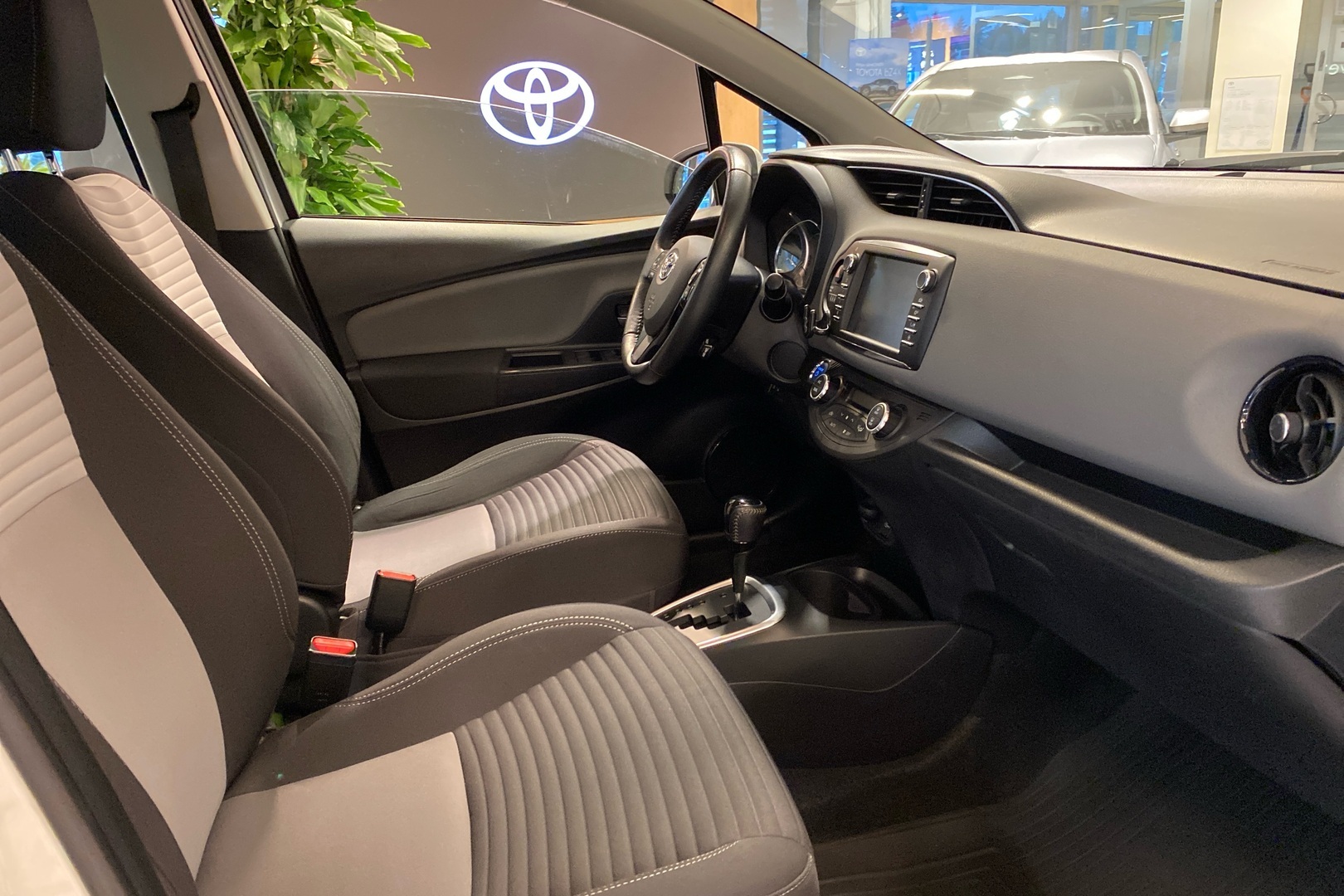 TOYOTA Yaris 2018