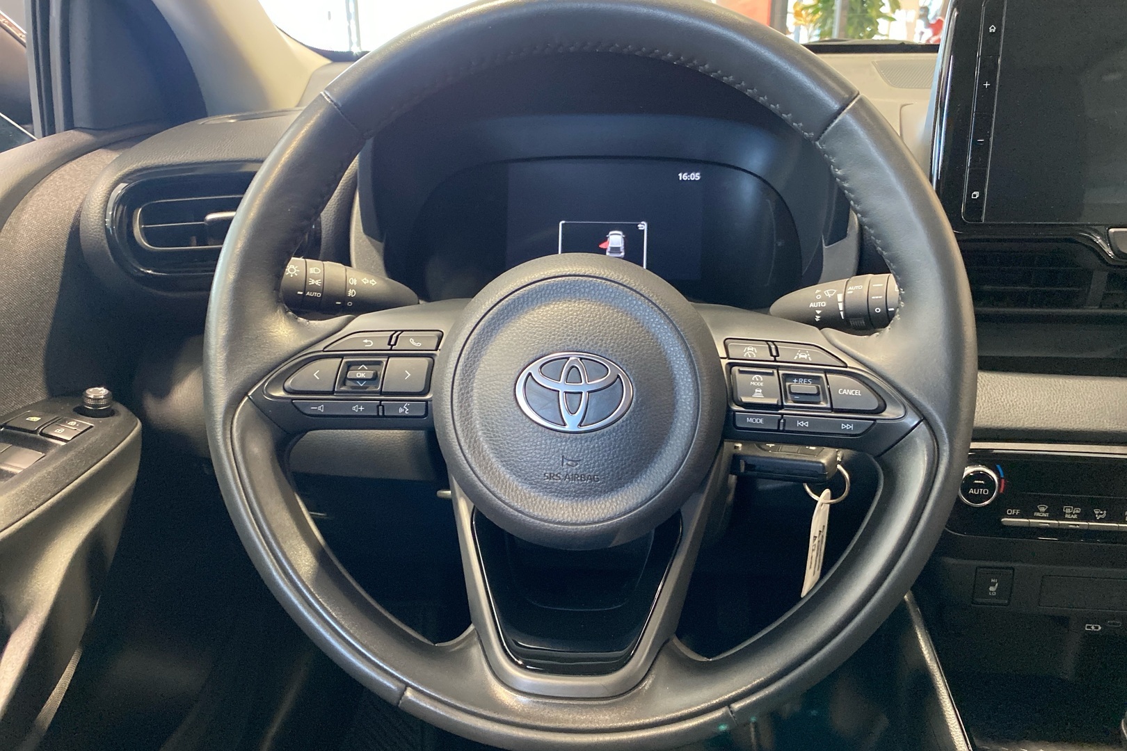 TOYOTA YARIS 2025