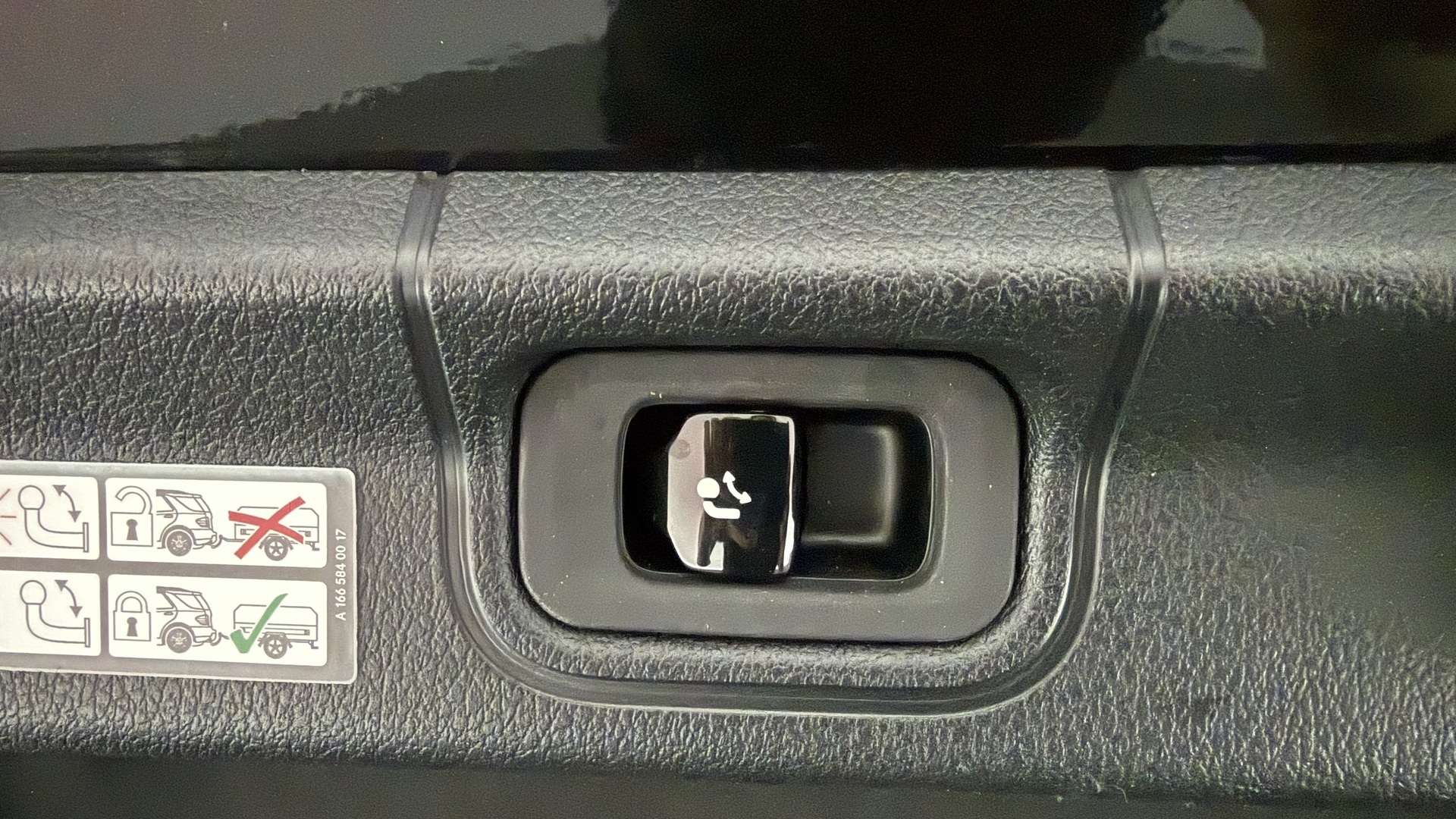 MERCEDES-BENZ EQE 2024